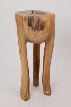Logniture, Mesa Auxiliar Escultórica de Madera Maciza de Nogal, Original Diseño Contemporáneo