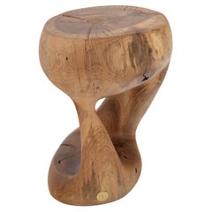 Logniture, Mesa Auxiliar Escultórica de Madera Maciza de Nogal, Original Diseño Contemporáneo