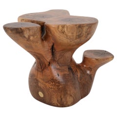 Logniture, Mesa Auxiliar Escultórica de Madera Maciza de Nogal, Original Diseño Contemporáneo