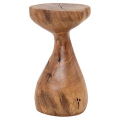 Logniture, Mesa Auxiliar Escultórica de Madera Maciza de Nogal, Original Diseño Contemporáneo