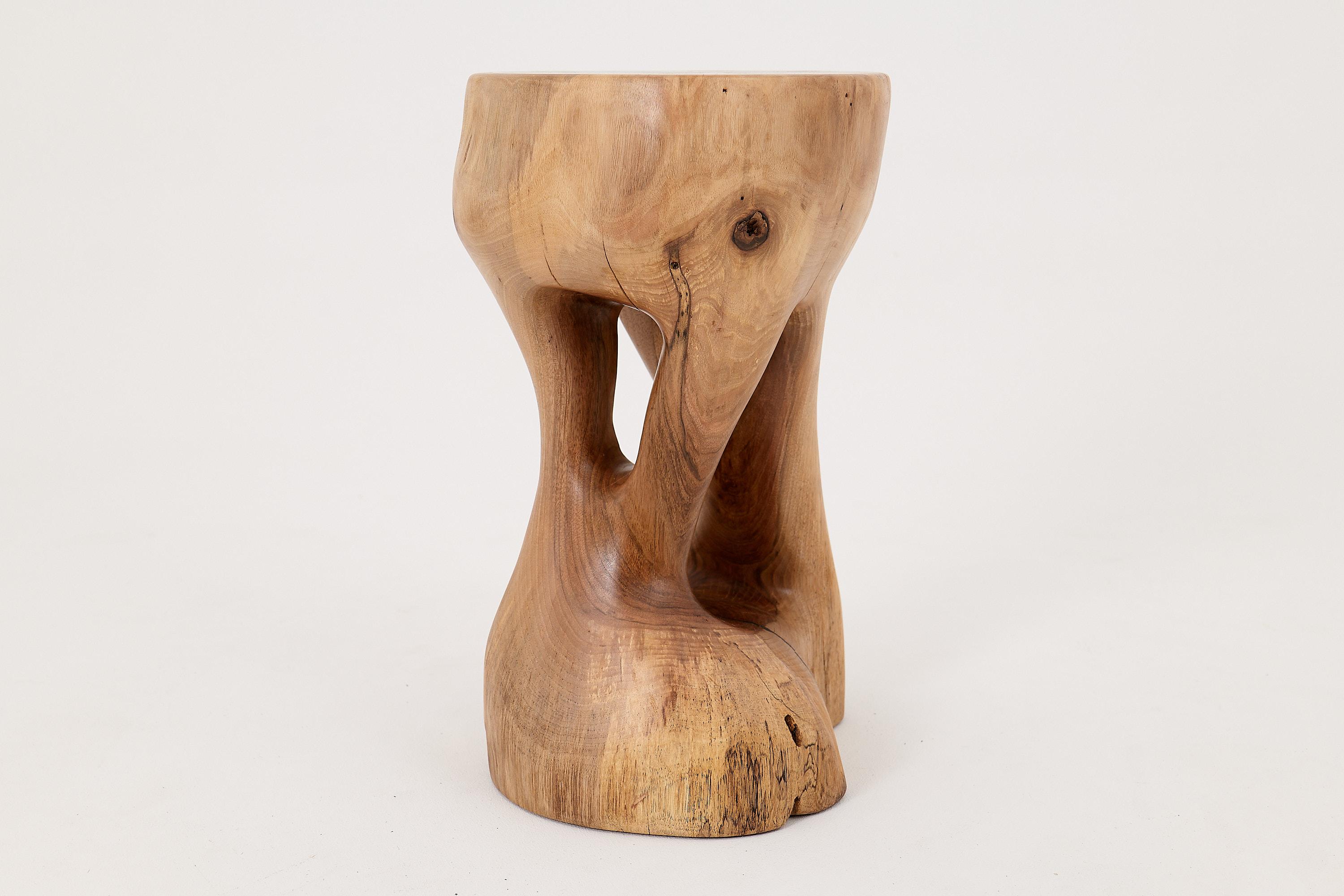 Logniture, Tavolino scultoreo in legno massiccio di noce, design contemporaneo originale