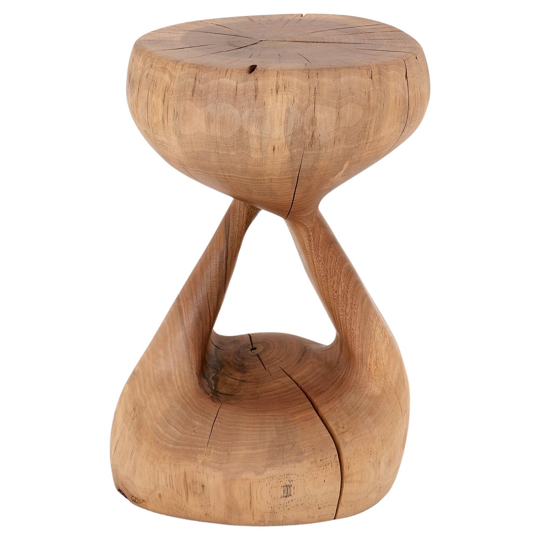 Logniture, Mesa Auxiliar Escultórica de Madera Maciza de Nogal, Original Diseño Contemporáneo