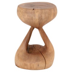 Logniture, Mesa Auxiliar Escultórica de Madera Maciza de Nogal, Original Diseño Contemporáneo