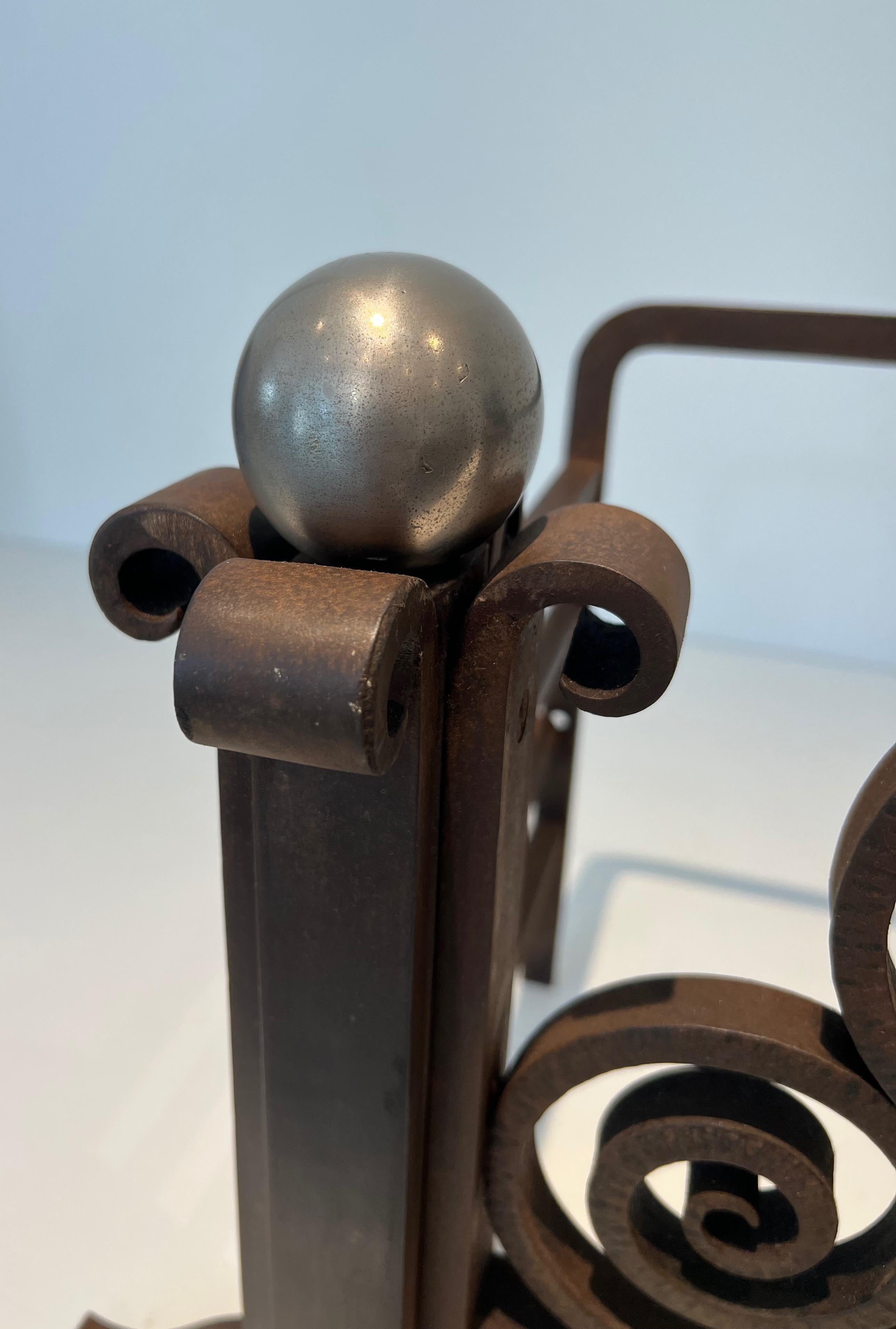 Paniers ou chenets en fer forgé et martelé et chrome en vente 11