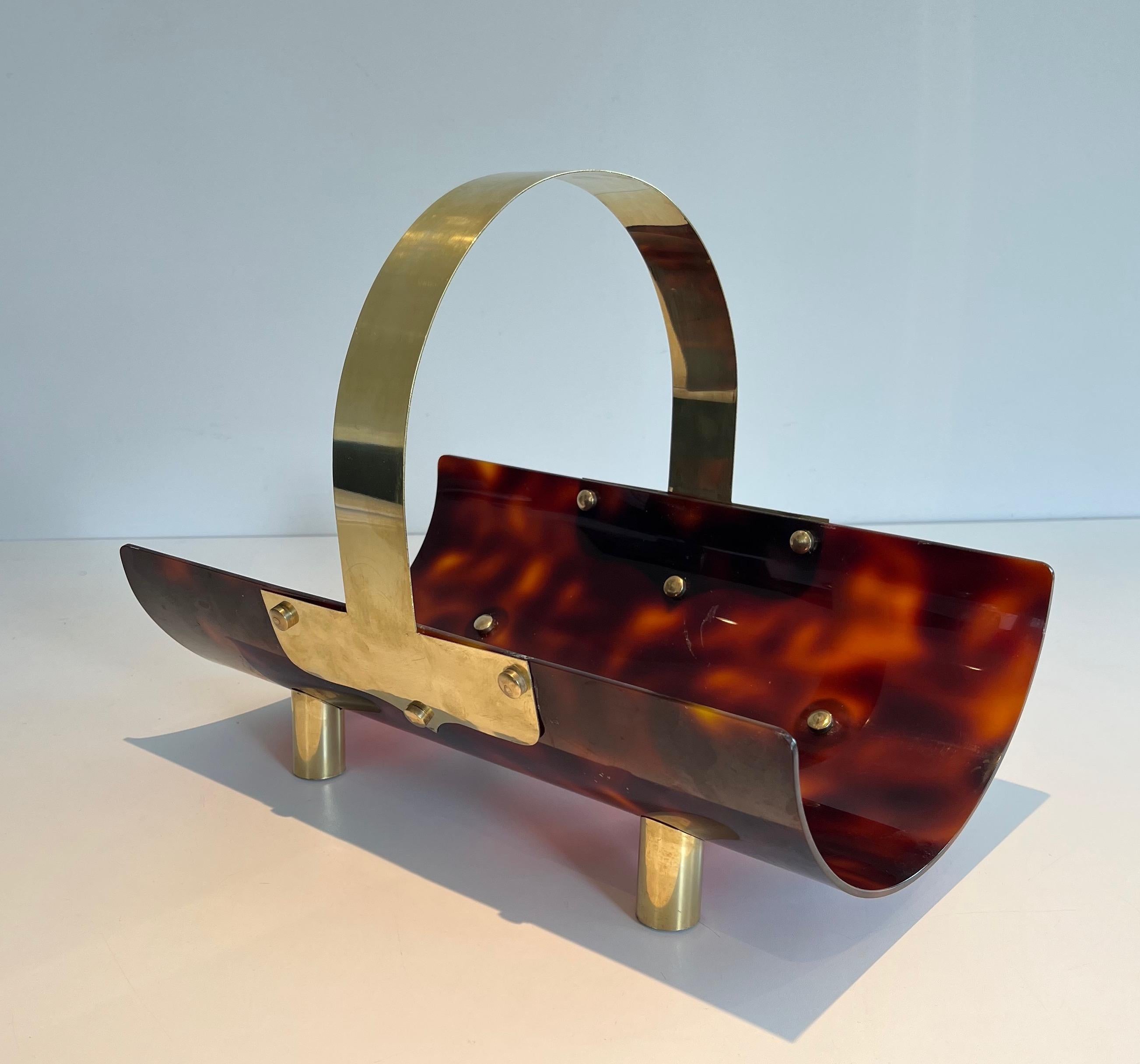 This very nice, rare and elegant logs holder is all made of brass and lucite imitating tortoise shell. This is a French work. Circa 1970