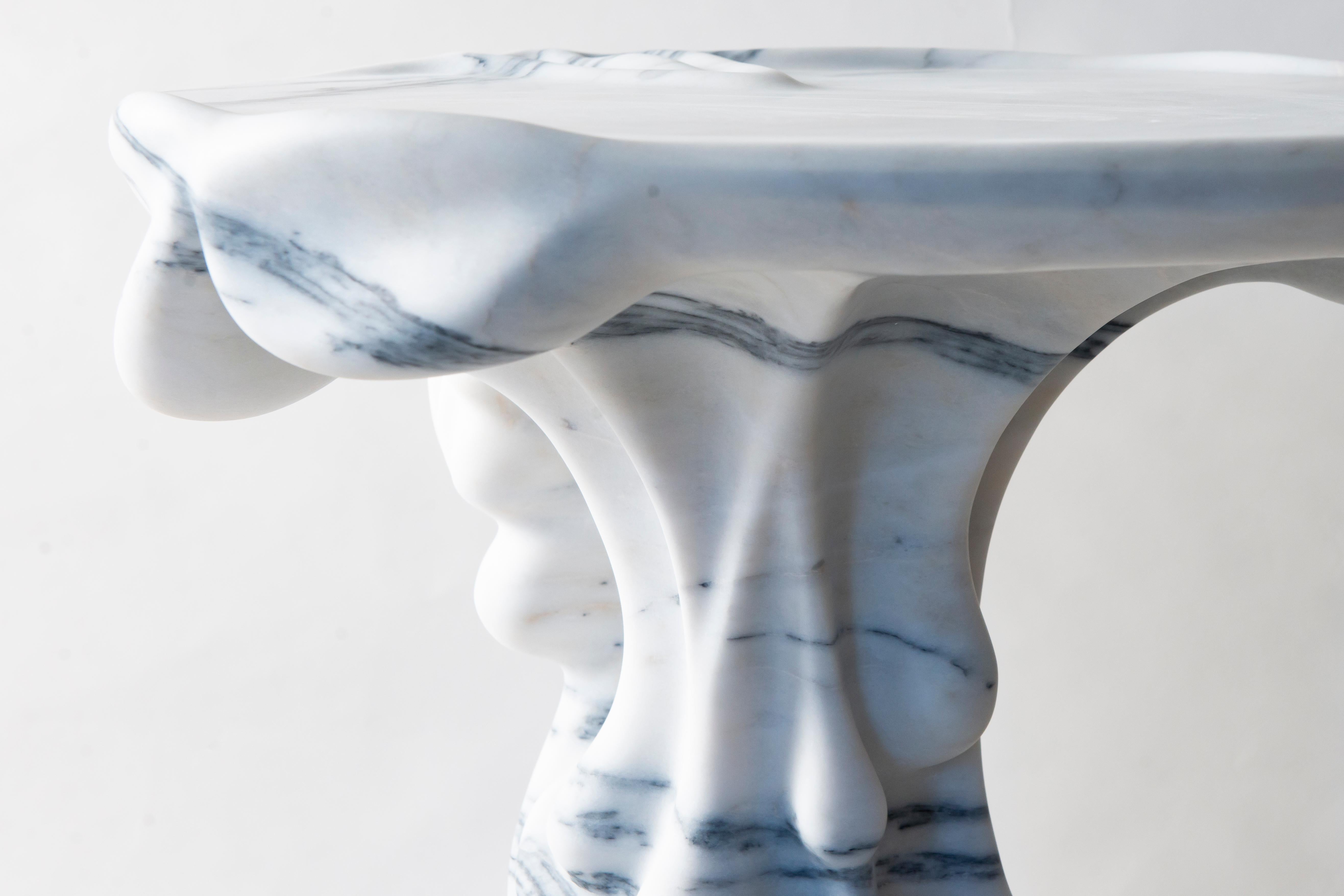 Loihi Handgefertigter Beistelltisch aus weißem Marmor von MANTA Handmade Stone Designs (Postmoderne) im Angebot