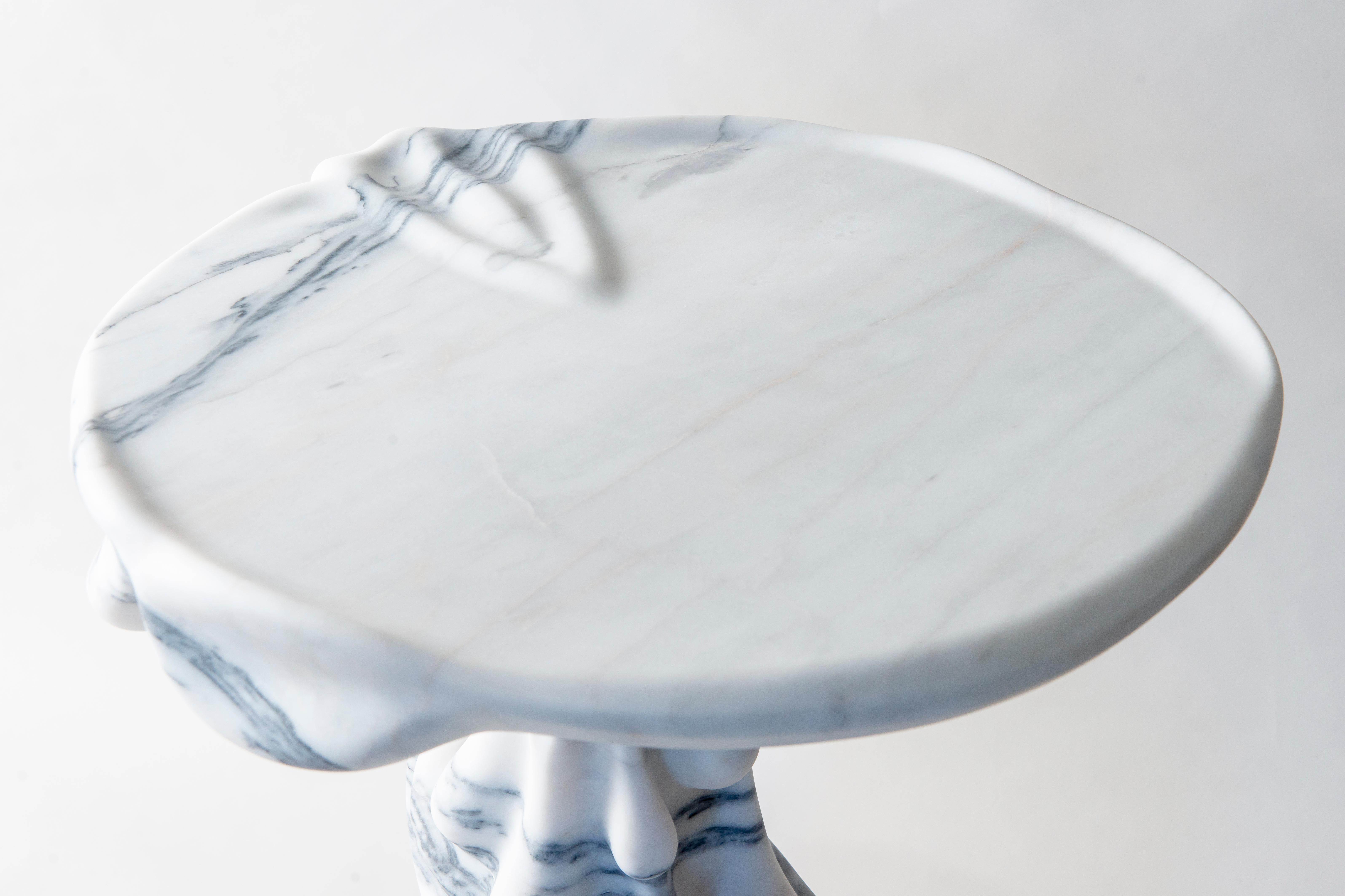 Loihi Handgefertigter Beistelltisch aus weißem Marmor von MANTA Handmade Stone Designs (Portugiesisch) im Angebot