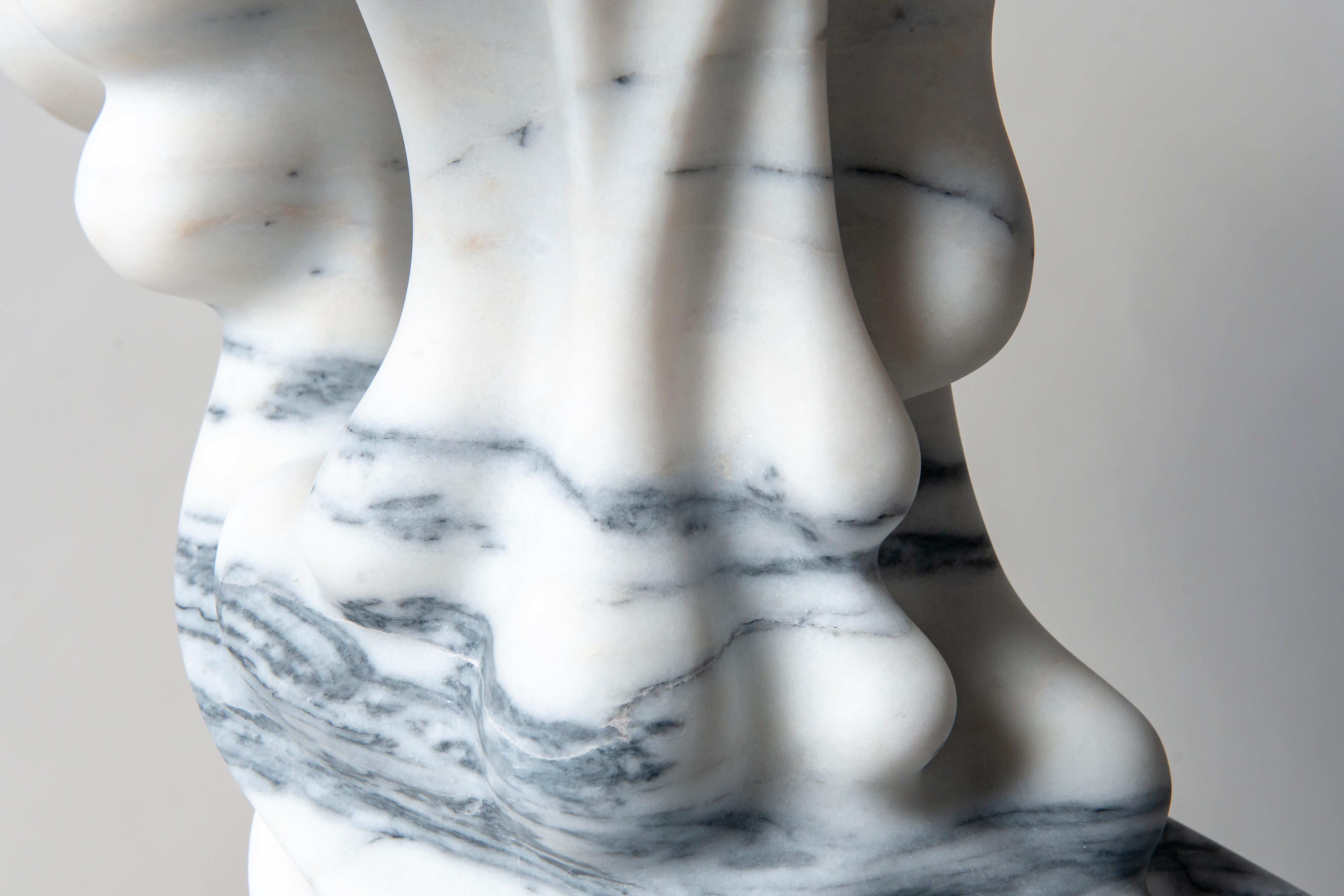 Loihi Handgefertigter Beistelltisch aus weißem Marmor von MANTA Handmade Stone Designs im Zustand „Neu“ im Angebot in Geneve, CH