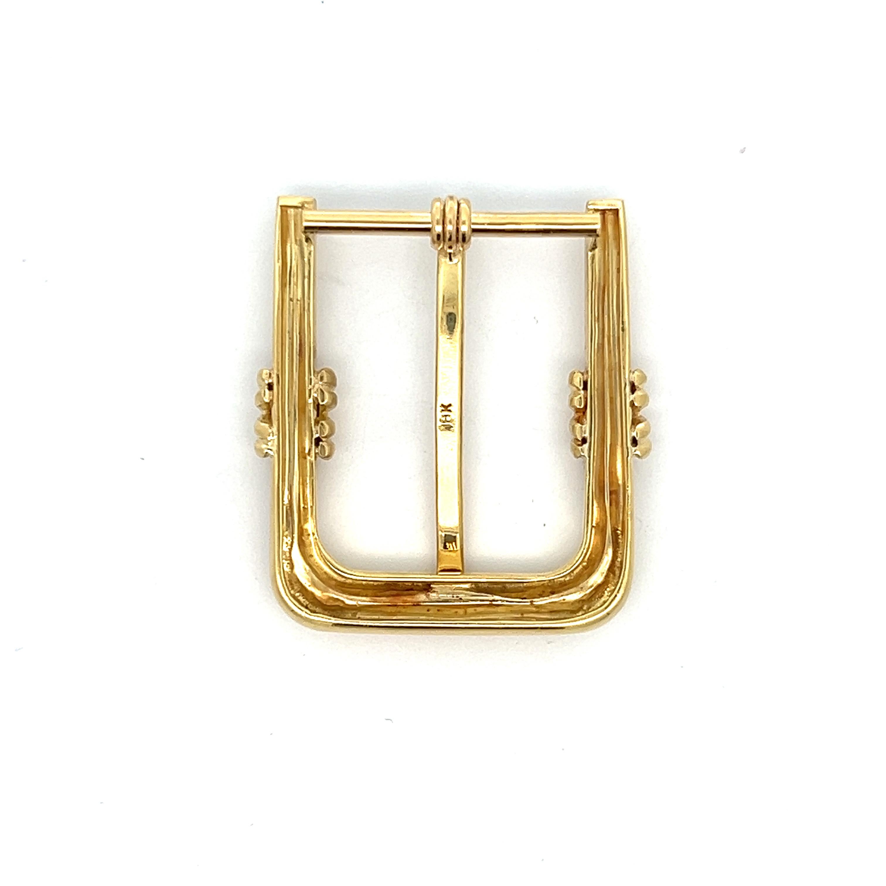 Cette élégante boucle de ceinture, méticuleusement réalisée en or jaune 18 carats, incarne un parfait mélange de sophistication et de style. Conçue avec une ouverture adaptée à une ceinture de 1