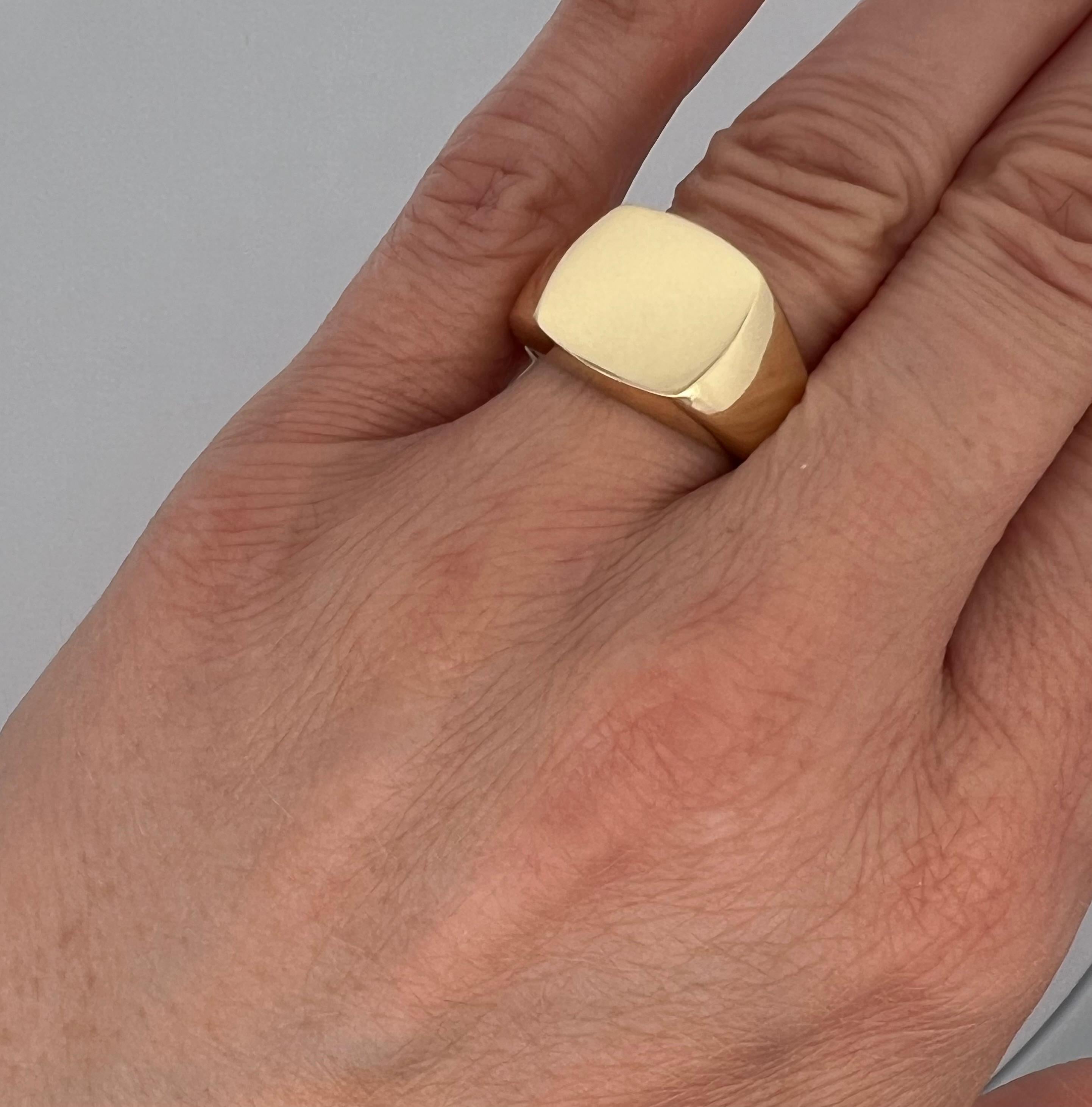 For Sale:  Lois D. Sasson Design 18k Yellow Gold Men's Signet Ring 7