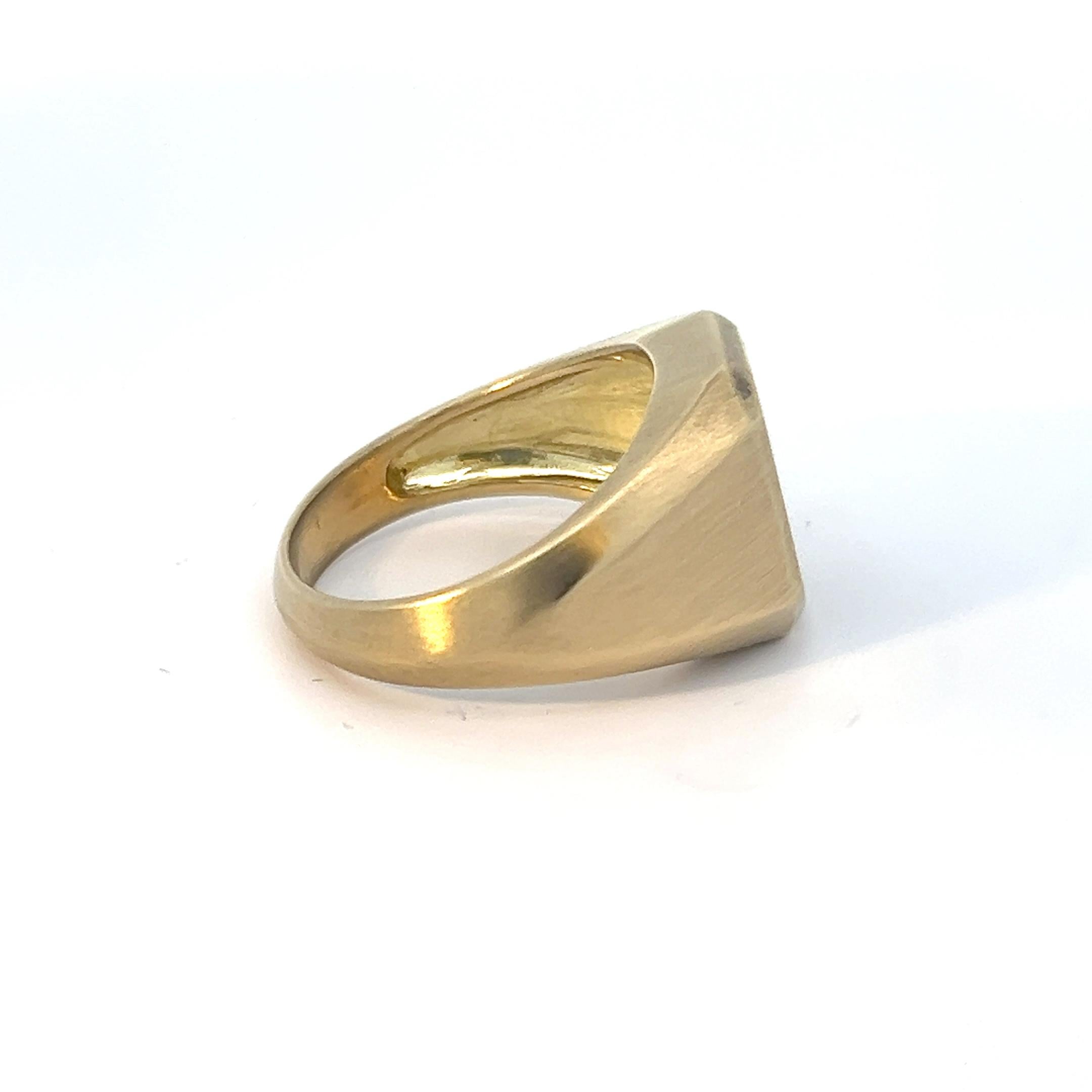 For Sale:  Lois D. Sasson Design Men's 18k Yellow Gold Tiger Eye Signet Ring 4