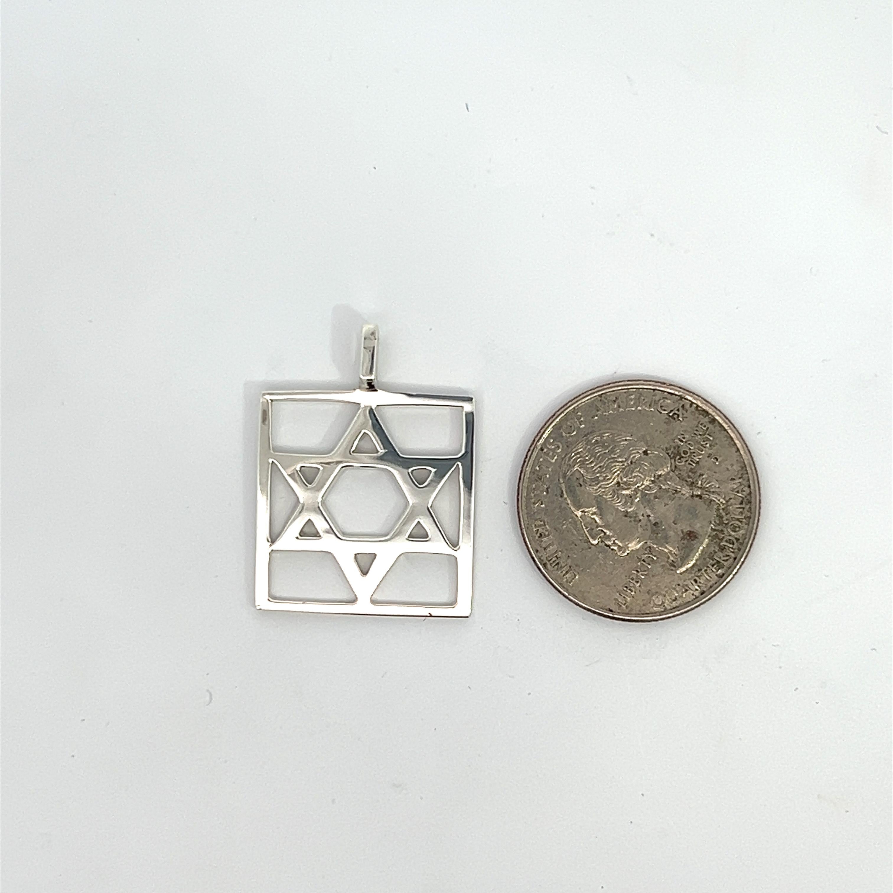 Realizzato con precisione ed eleganza, questo ciondolo in argento sterling presenta un intramontabile design a forma di Stella di David racchiuso in un'elegante cornice quadrata. Misurando 22 mm x 22 mm, questo ciondolo incarna sia la semplicità che
