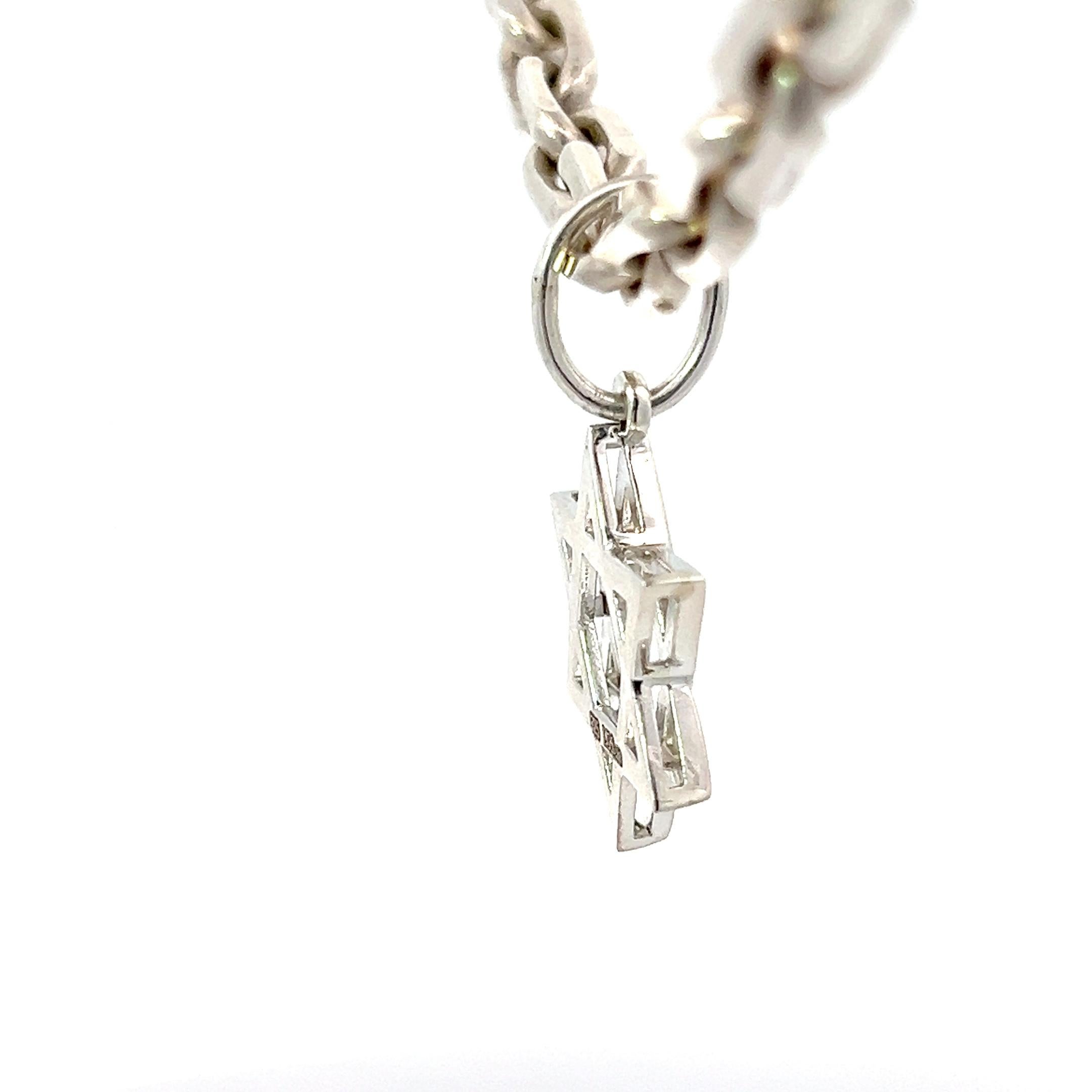 Questo splendido ciondolo a forma di Stella di David è realizzato in argento sterling di alta qualità e presenta un intreccio di linee che formano l'iconica stella a sei punte. Il design elegante e senza tempo è sofisticato e lo rende un accessorio