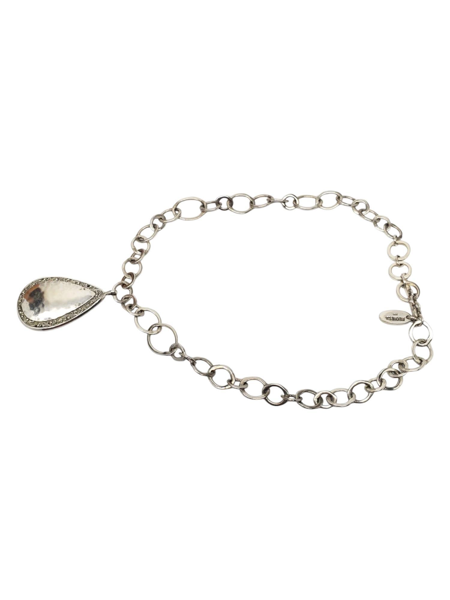 Lois Hill Sterling Silber gehämmert Teardrop Link Anhänger Halskette -

Diese elegante Halskette aus Sterlingsilber von Lois Hill zeichnet sich durch einen gehämmerten tropfenförmigen Anhänger mit filigranen Verzierungen an einer Kette aus