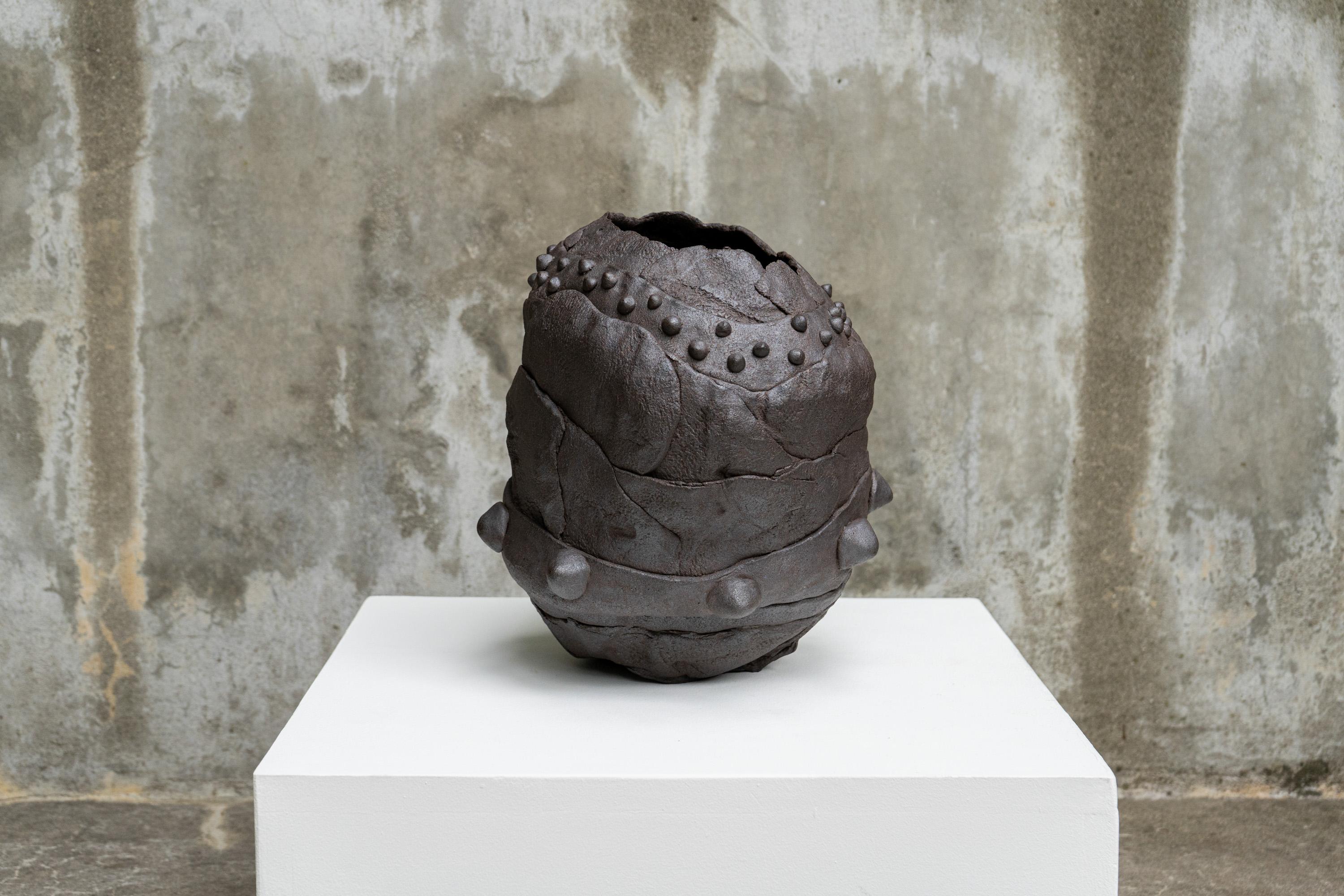Pièce en céramique réalisée par l'artiste Lois Samuels. N° 27 de sa série Open. 
Dimensions : 10.5