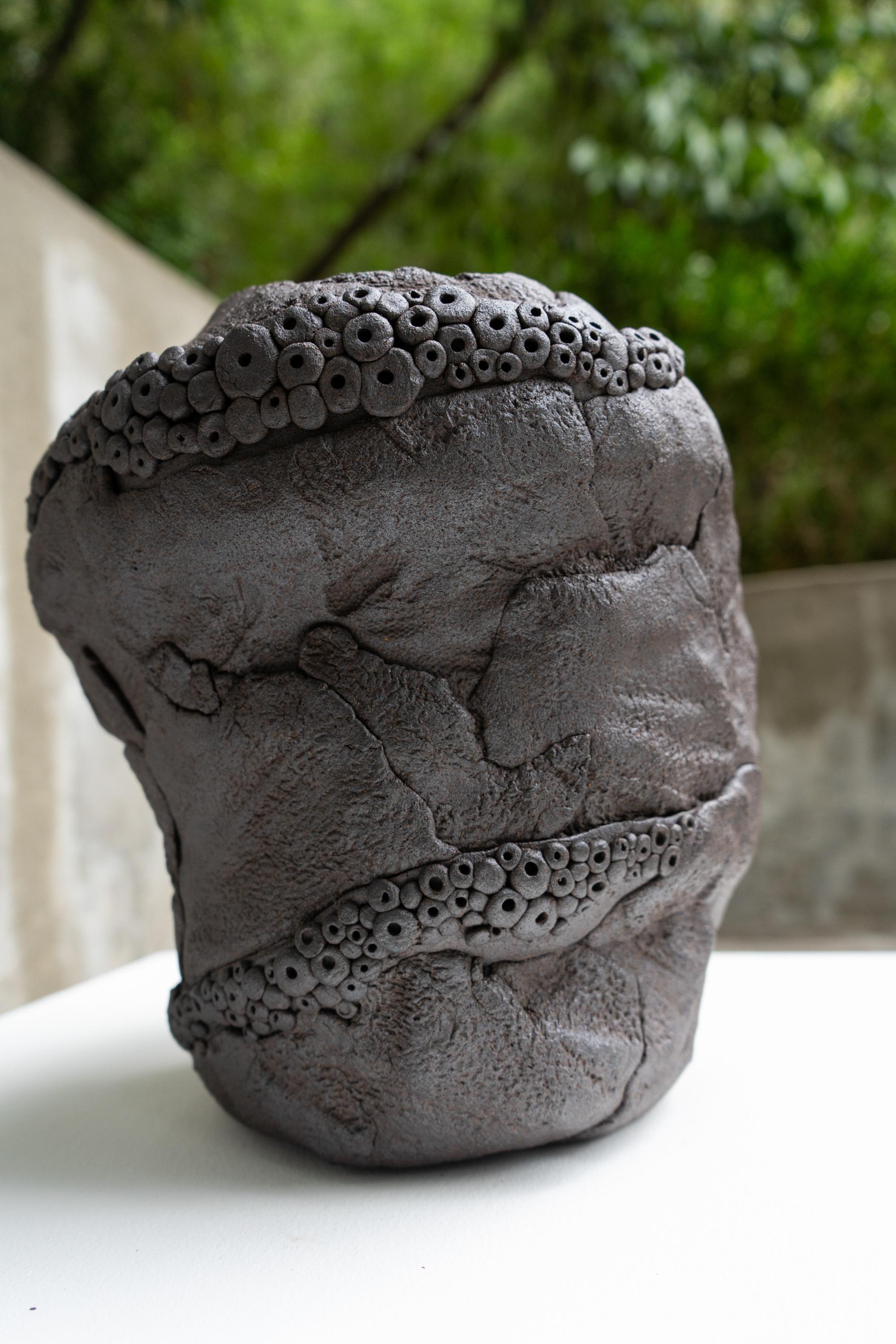 Pièce en céramique réalisée par l'artiste Lois Samuels. N° 29 de sa série Open. 

9