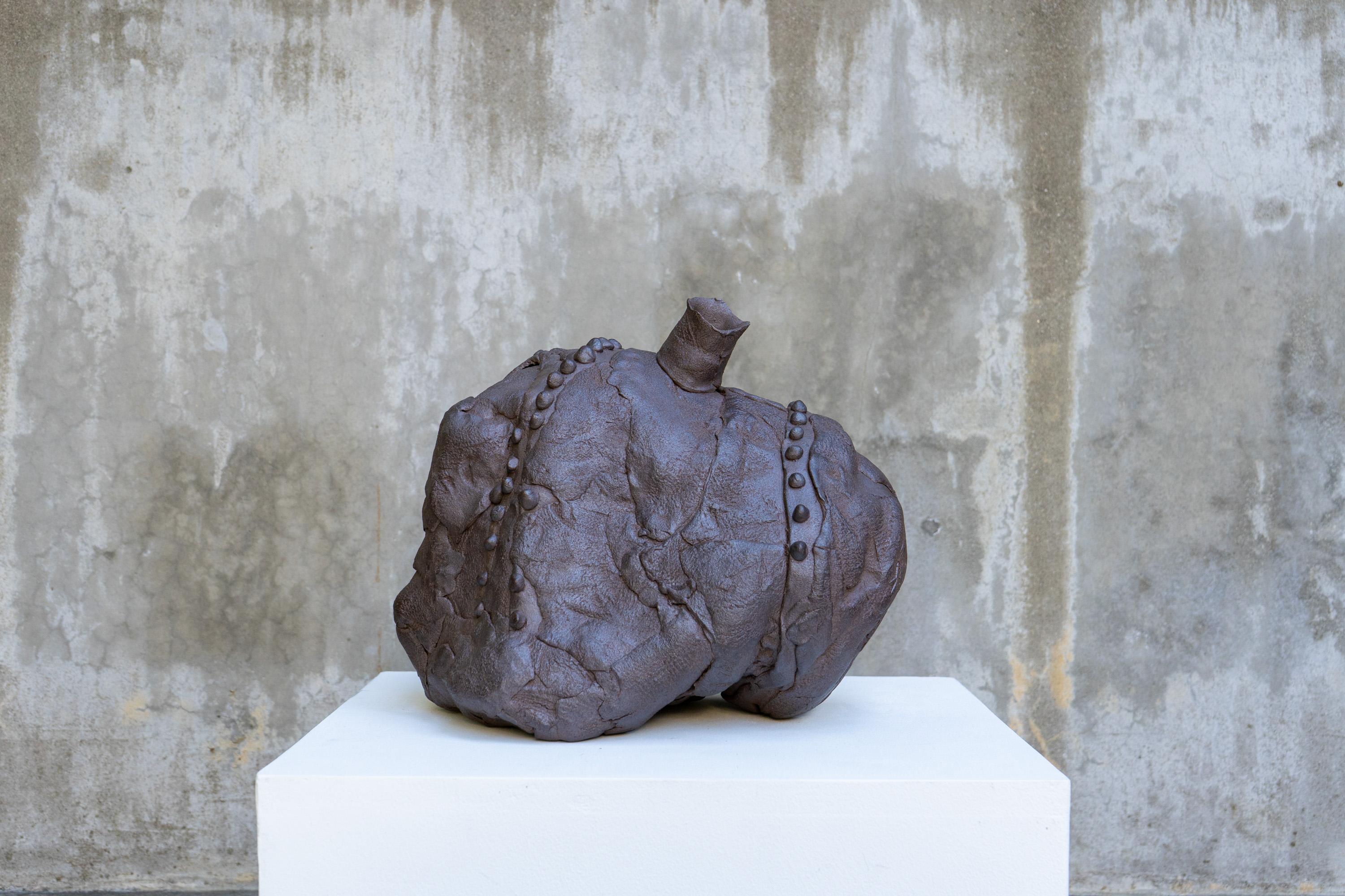 Pièce en céramique réalisée par l'artiste Lois Samuels. N° 35 de sa série Open. 