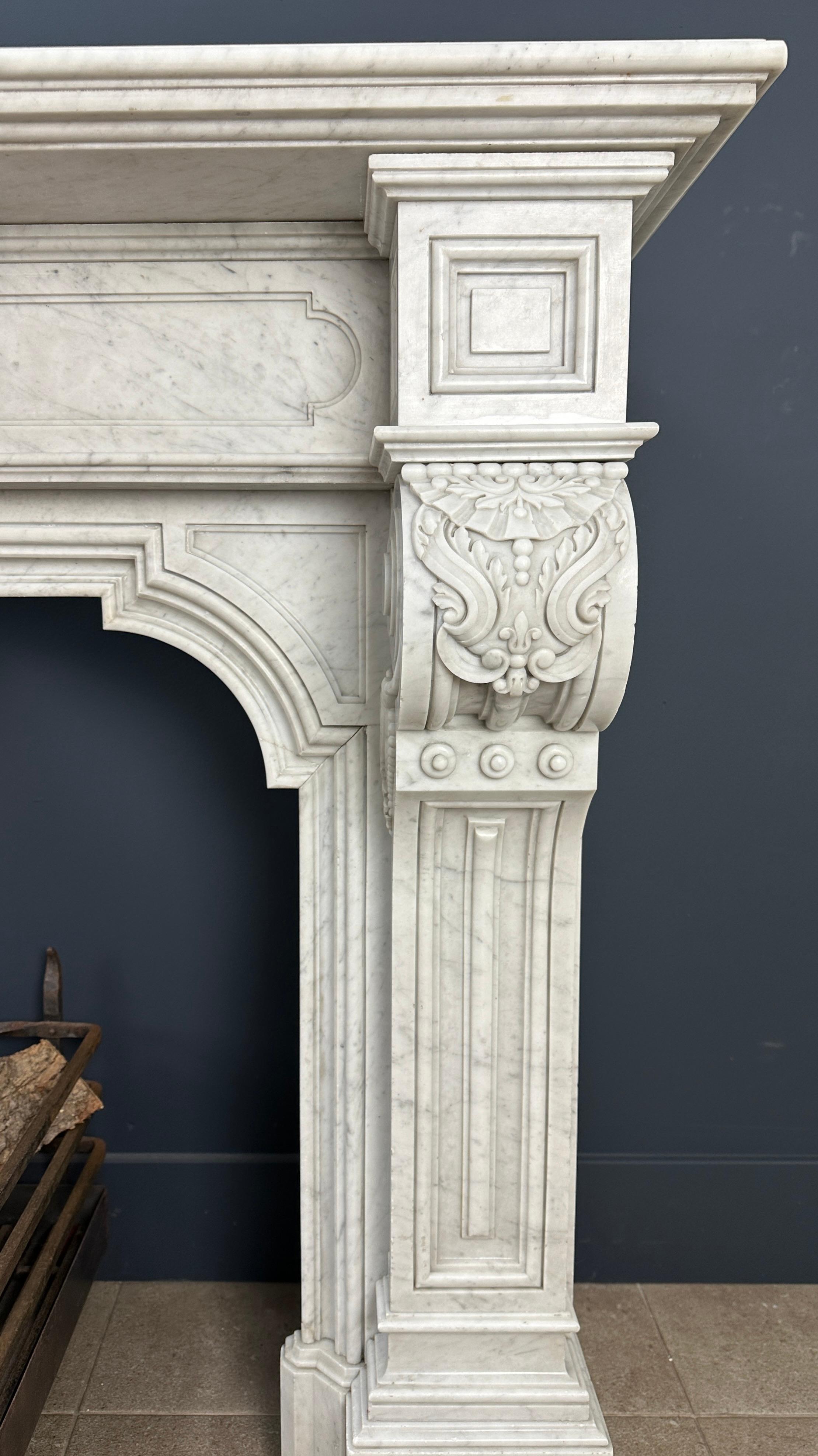 Sculpté à la main Lois Xv Magnifique Cheminée en marbre riche et antique en vente