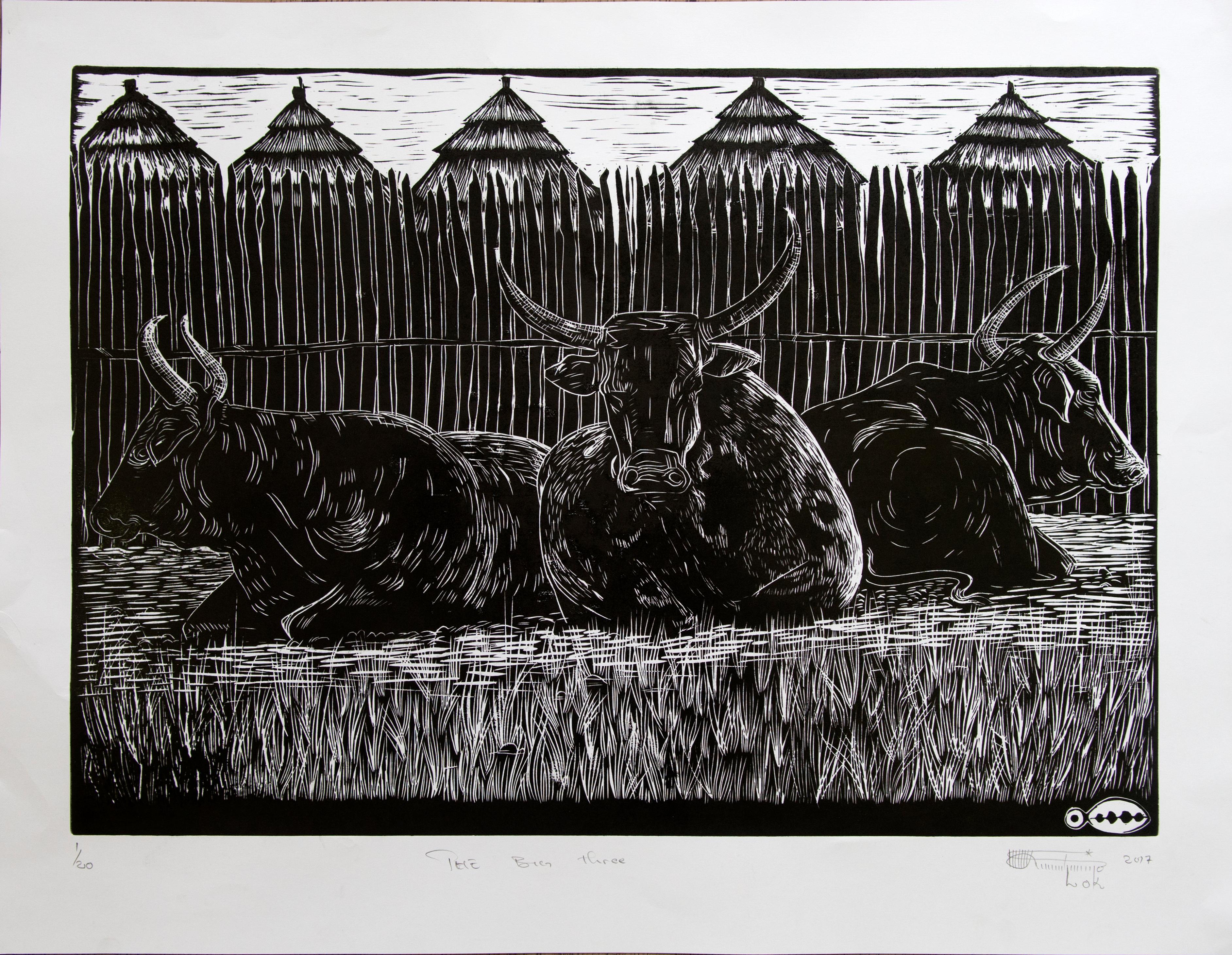 "The Big Three" ist ein schwarz-weißer Linolschnitt, der drei große Kühe darstellt. Mit diesem Druck würdigt Lok Kandjengo die Bedeutung, die Rinder im Leben vieler Menschen in Namibia haben, die auf sie angewiesen sind, nicht nur, um sich zu