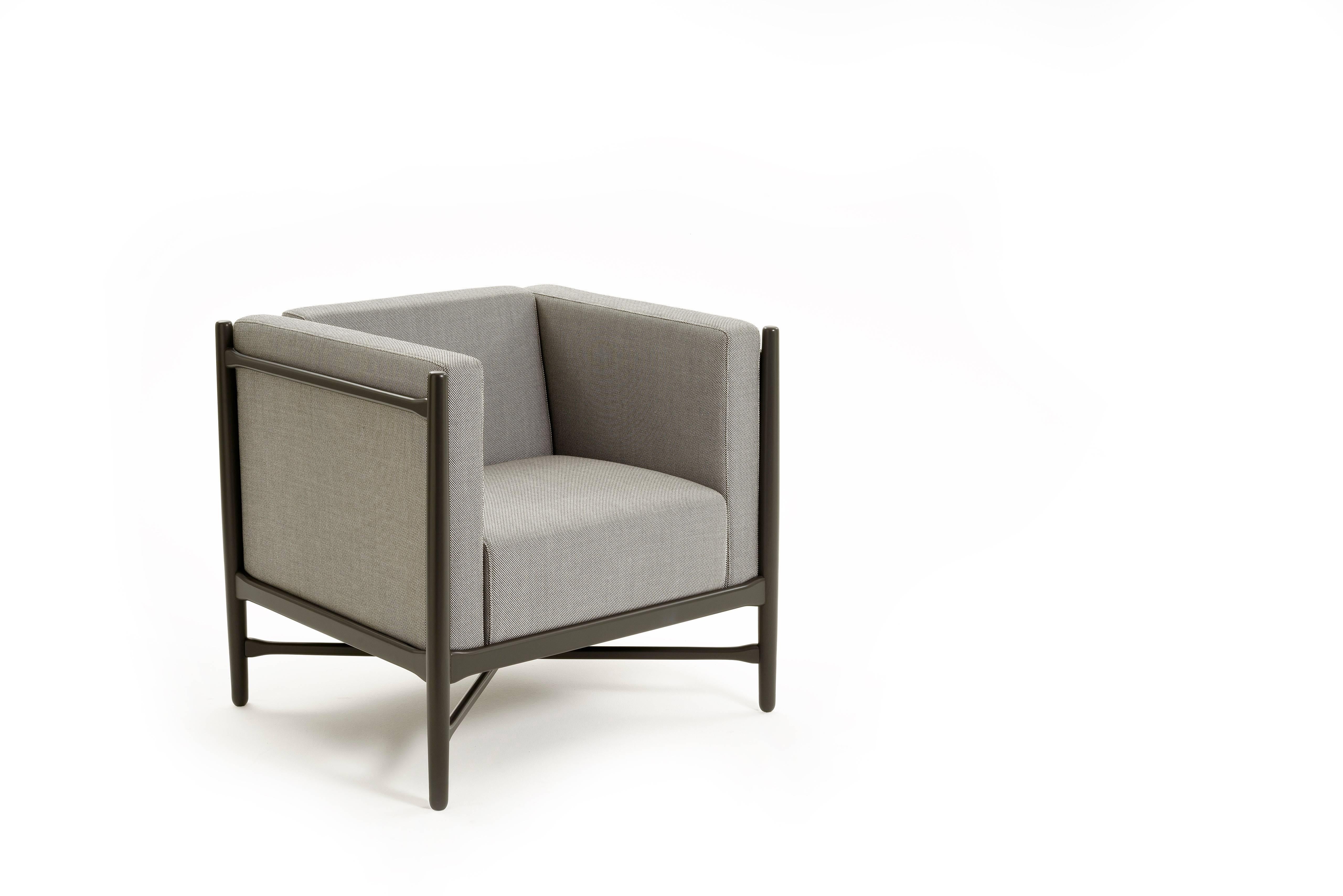 Loka Sessel, bequemes Design, Polsterung im modernen Stil (Italienisch) im Angebot