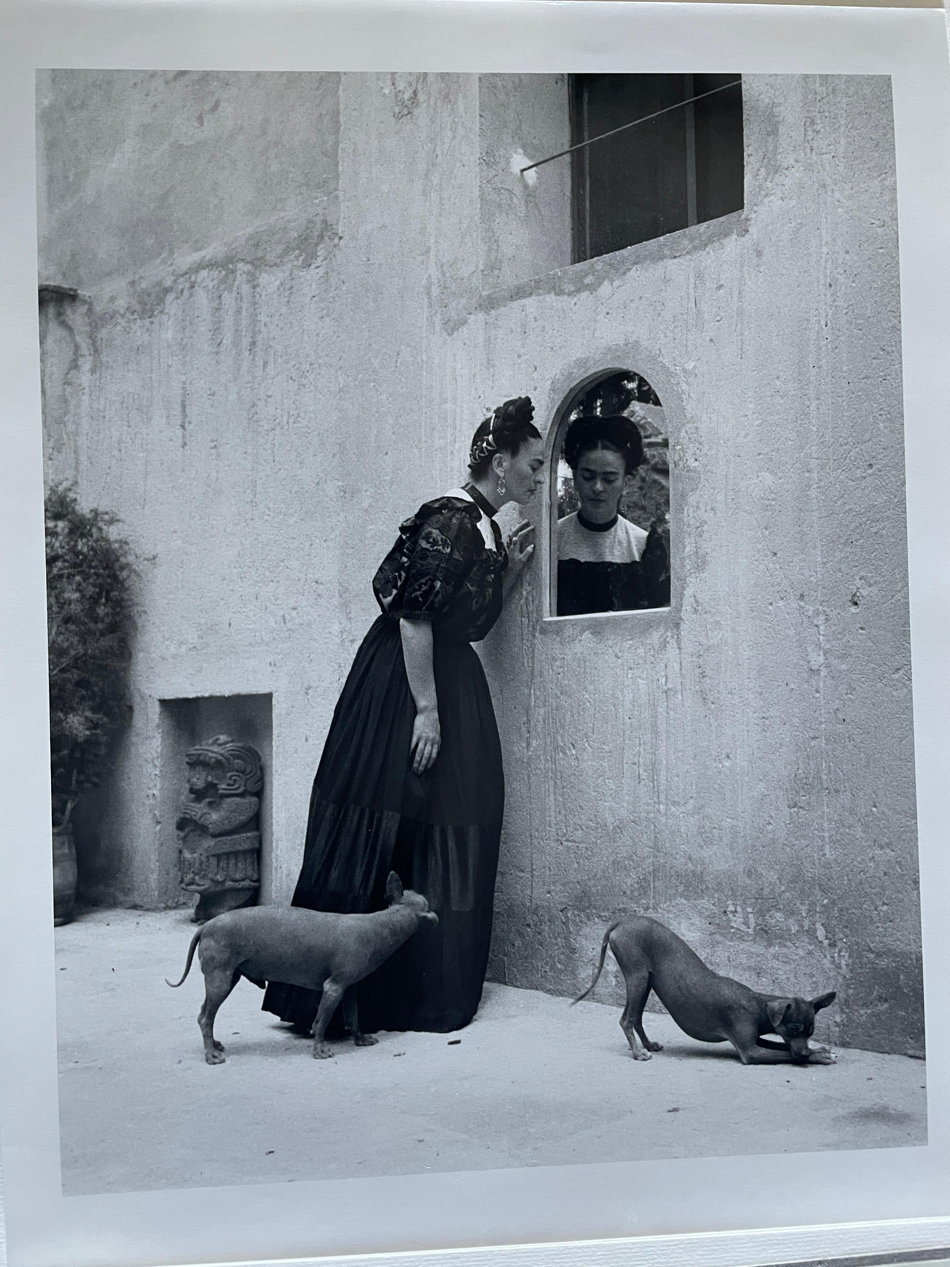 Frida Kahlo (con perros mirando por la ventana) 1