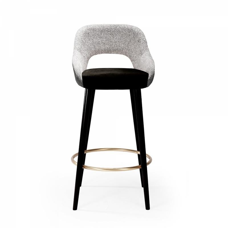 Round, smooth lines, with a combination of smooth and sculpted fabric, with its upholstered back texture carefully sewed and brass base, Lola’s delicate balance is unmistakable. A spirit of class and tranquility emanates from this comfortable chair.