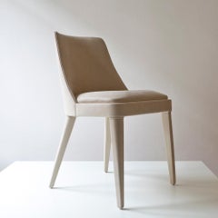 Silla sin reposabrazos Lola de tapicería beige y madera de haya by Casa Casati