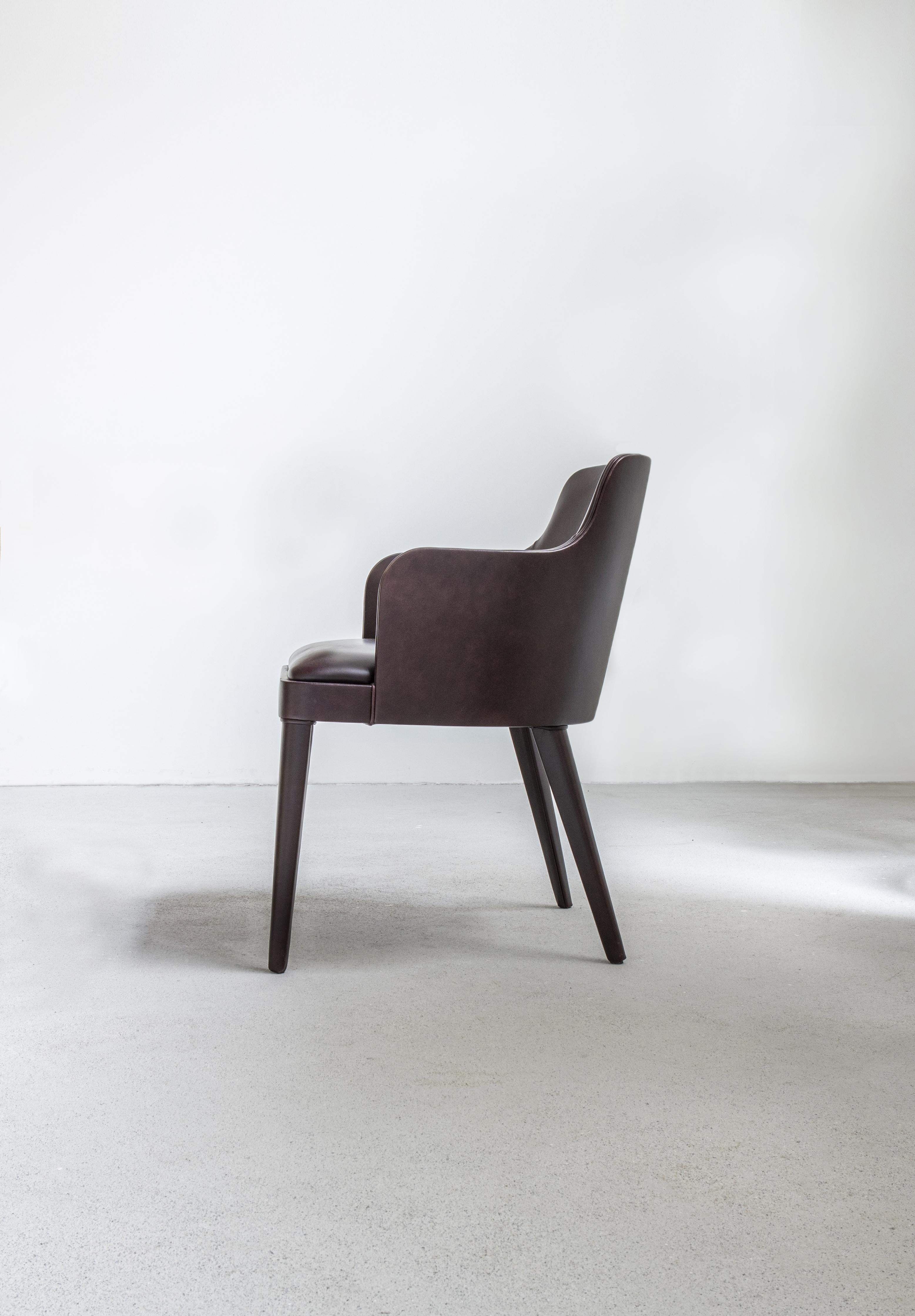 Silla Lola Brera 80 tapizada y madera de haya con reposabrazos by Casa Casati
Dimensiones: P 60 x An 60 x Al 81 cm. 
Materiales: Madera de haya, poliuretano, tapicería y cuero.

Disponible en distintos materiales y tapizados. Póngase en contacto con