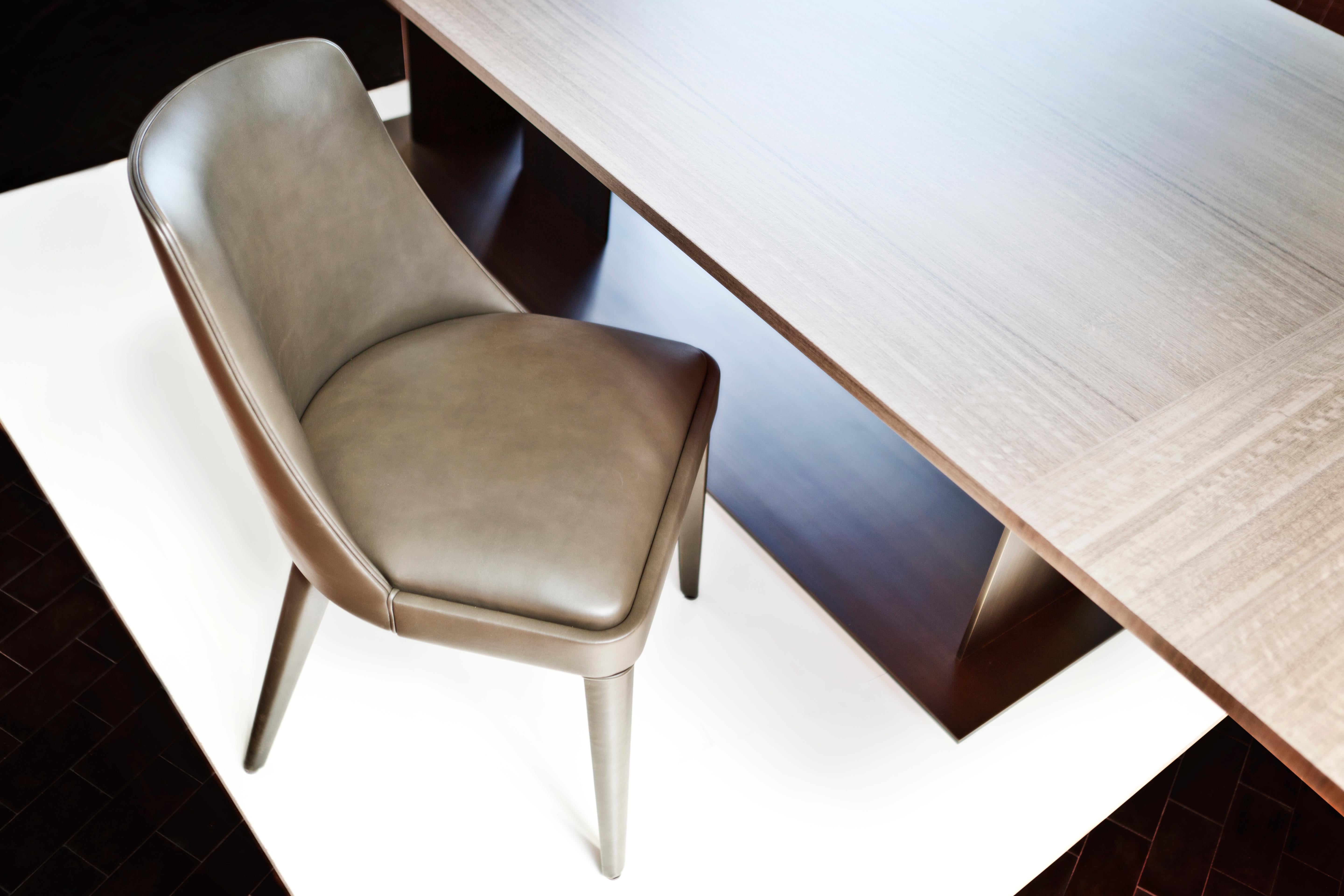 Silla Tapizada Marrón Oscuro 80 Y Madera De Haya Con Reposabrazos by Casa Casati Posmoderno en venta