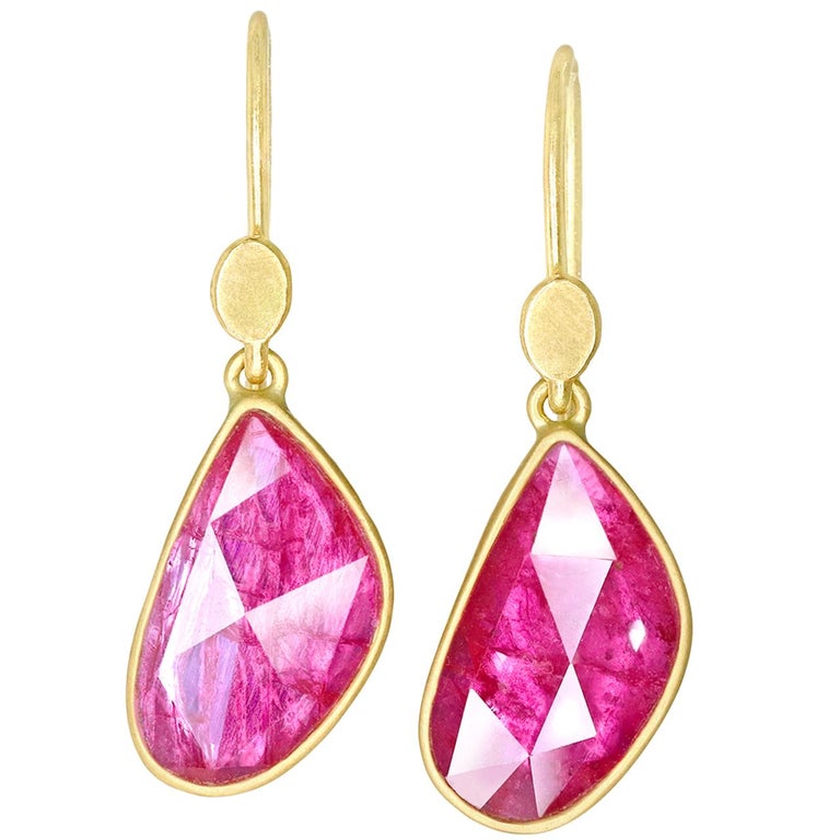 Lola Brooks Faceted Hot Pink Ruby Freeform Gold Dangle Drop Earrings For Sale