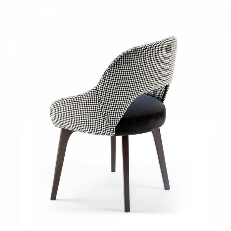 Round, smooth lines, with a combination of smooth and sculpted fabric, with its upholstered back texture carefully sewed and brass base, Lola’s delicate balance is unmistakable. A spirit of class and tranquility emanates from this comfortable chair.