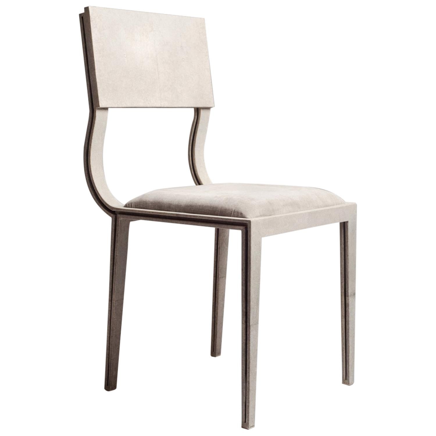 Lola Stuhl in cremefarbenem Chagrin mit gepolsterter Sitzfläche in Creme von R&Y Augousti im Angebot