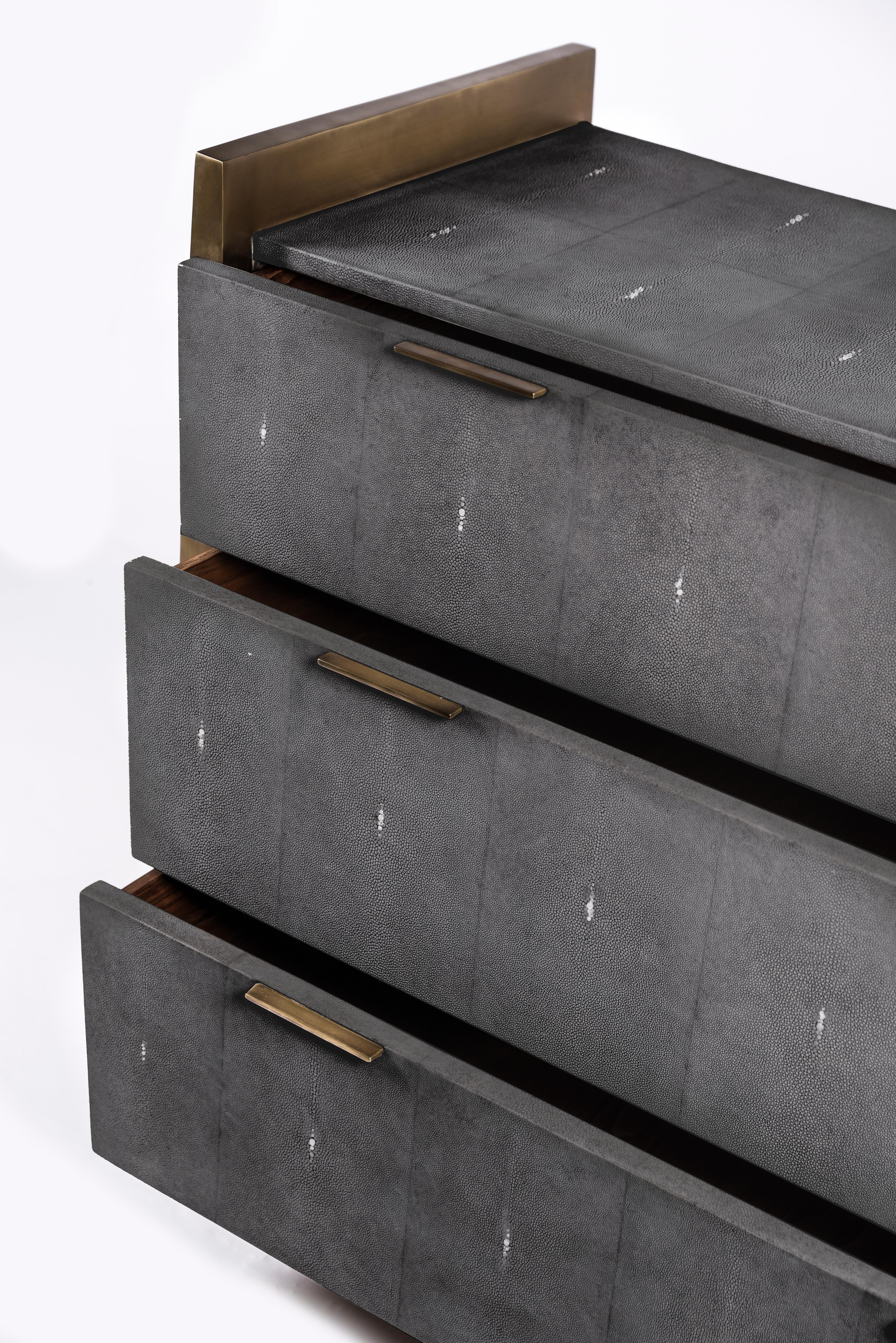Lola Kommode aus Chagrinleder und Bronze-Patina-Messing von R&Y Augousti (Art déco) im Angebot
