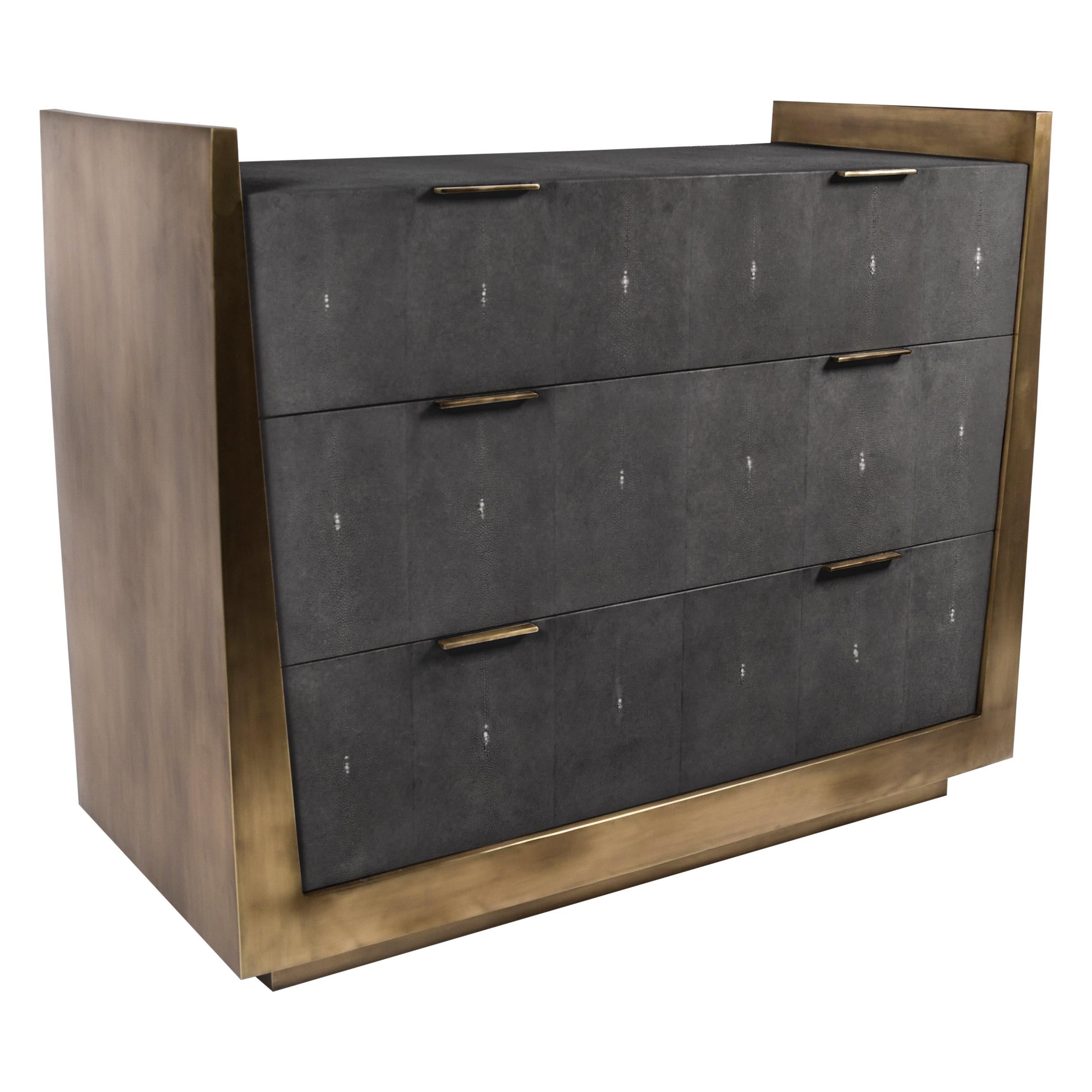 Lola Kommode aus Chagrinleder und Bronze-Patina-Messing von R&Y Augousti im Angebot