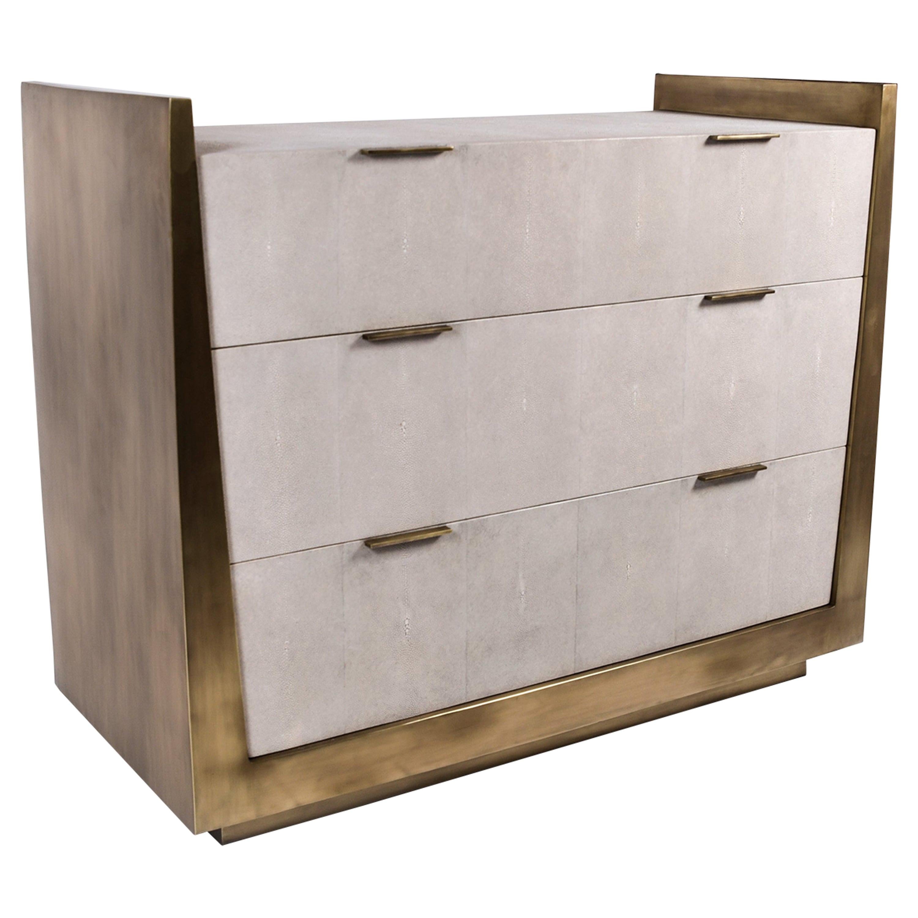 Lola Kommode aus cremefarbenem Chagrinleder und Bronze-Patina-Messing von R&Y Augousti