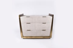 Commode Lola en galuchat crème et laiton Bronze-Patina de R&Y Augousti