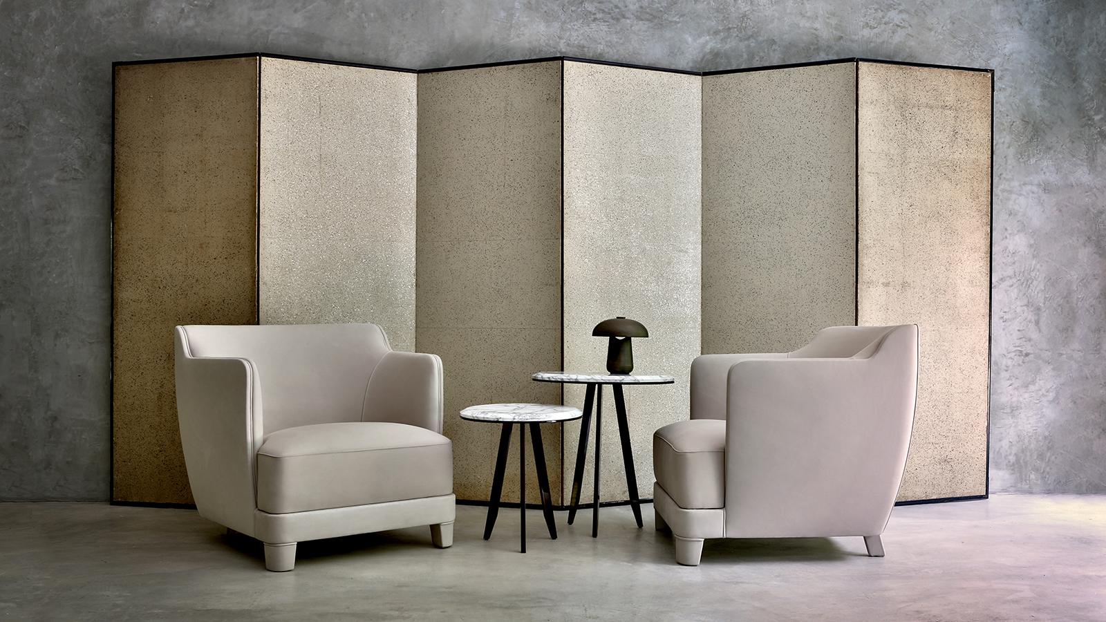 A small armchair with a decidedly formal character, softened by the embrace of the back and the sinuous line of the piping, which, upon request, can be done in a contrasting leather. Like the other chairs in the Lola family, every part of the Lola