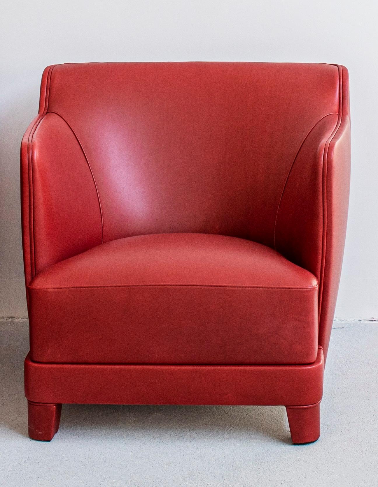 Fauteuil Lola Club Vision en tapisserie rouge et bois de Beeche par Casa Casati
Dimensions : D 74 x L 74 x H 74 cm. 
MATERIAL : Bois de Beeche, polyuréthane et cuir.

Structure, pieds et assise entièrement rembourrés. Le passepoil est disponible