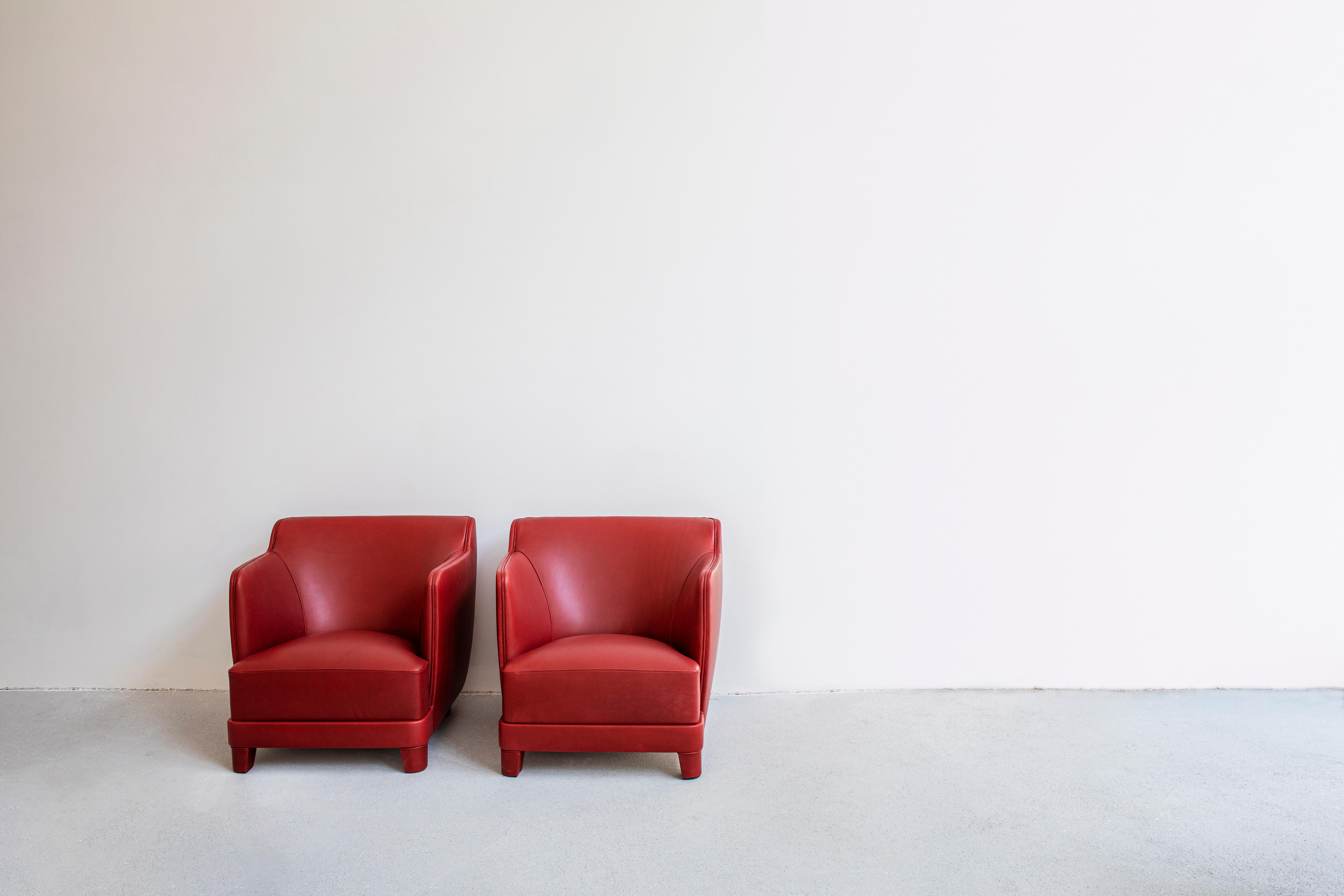 italien Fauteuil en cuir rouge vif et en bois de Beeche par Casa Casati en vente