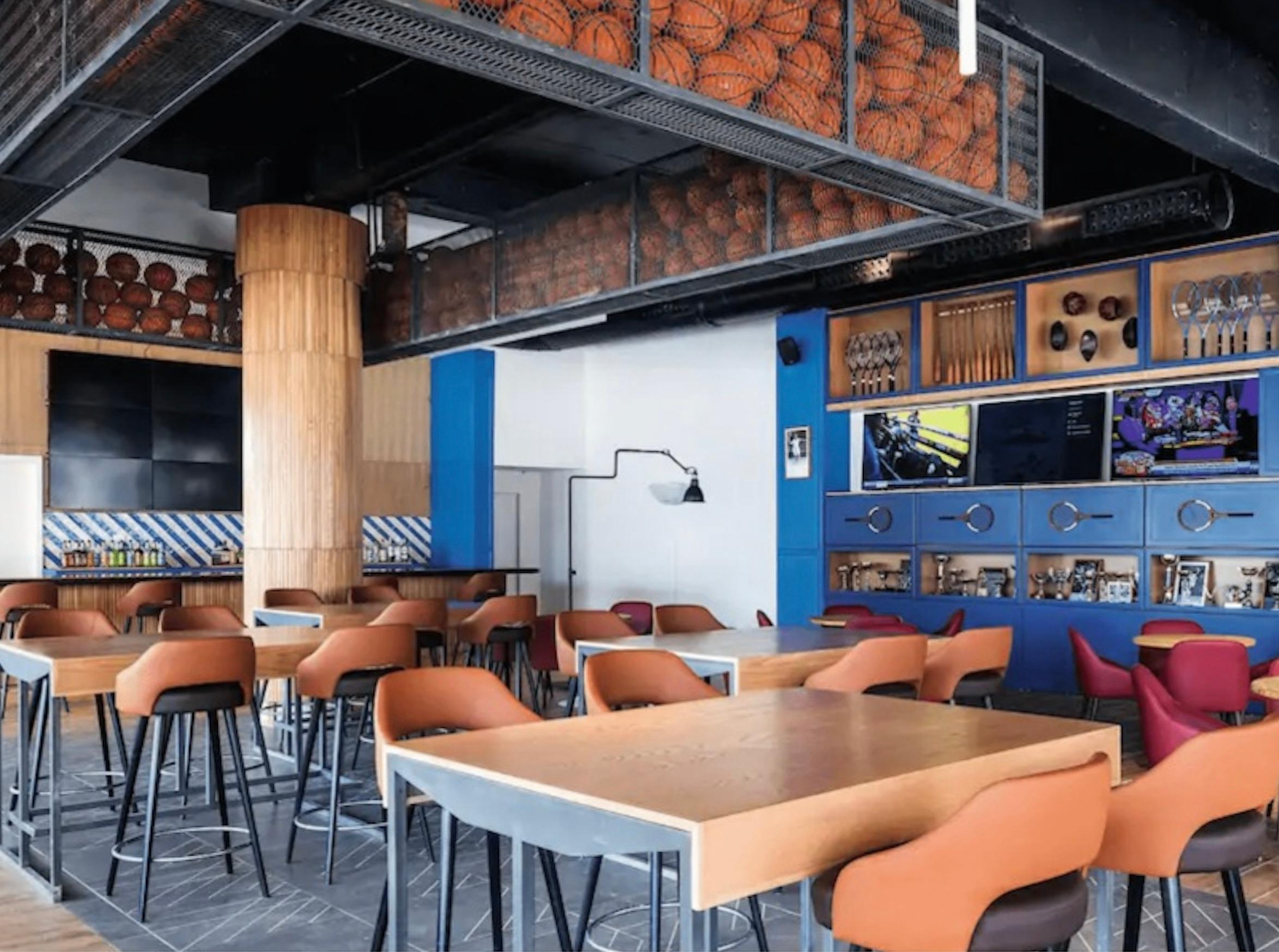 Mid-Century moderno Sgabello da banco Lola Poggiapiedi in ottone in vendita