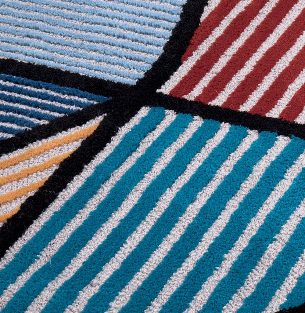 Pop style and geometry hold hands in Lola, a hand-tufted rug full of personality dynamism, in which the design plays with the conjugation of straight lines and the round shape of the rug. Made with New Zealand wool and linen, the bold colors from