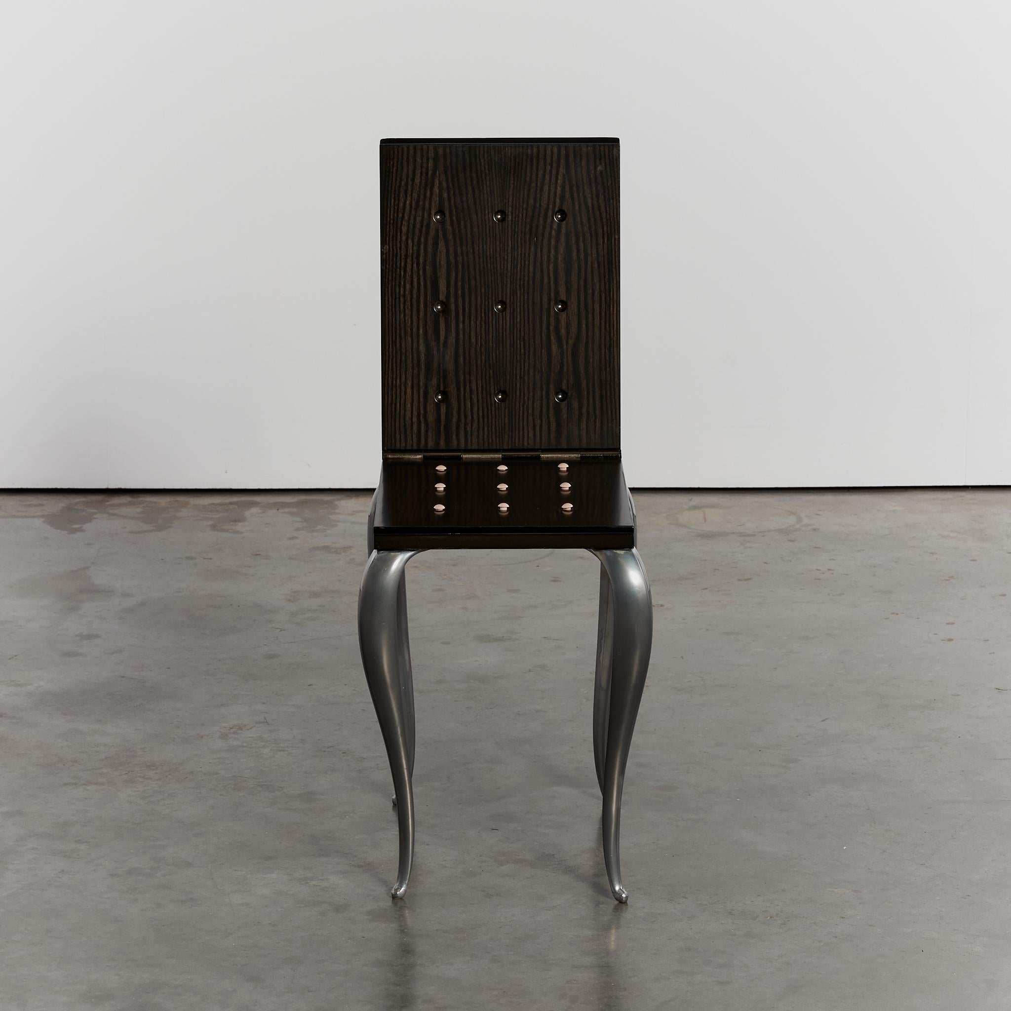 La chaise / table d'appoint Lola Mundo se distingue à la fois par son adaptabilité et par son clin d'œil au style Louis XV avec ses pieds en cabriole. Avec ses pieds en fonte d'aluminium et ses boutons d'assise en caoutchouc contrastant, cette pièce