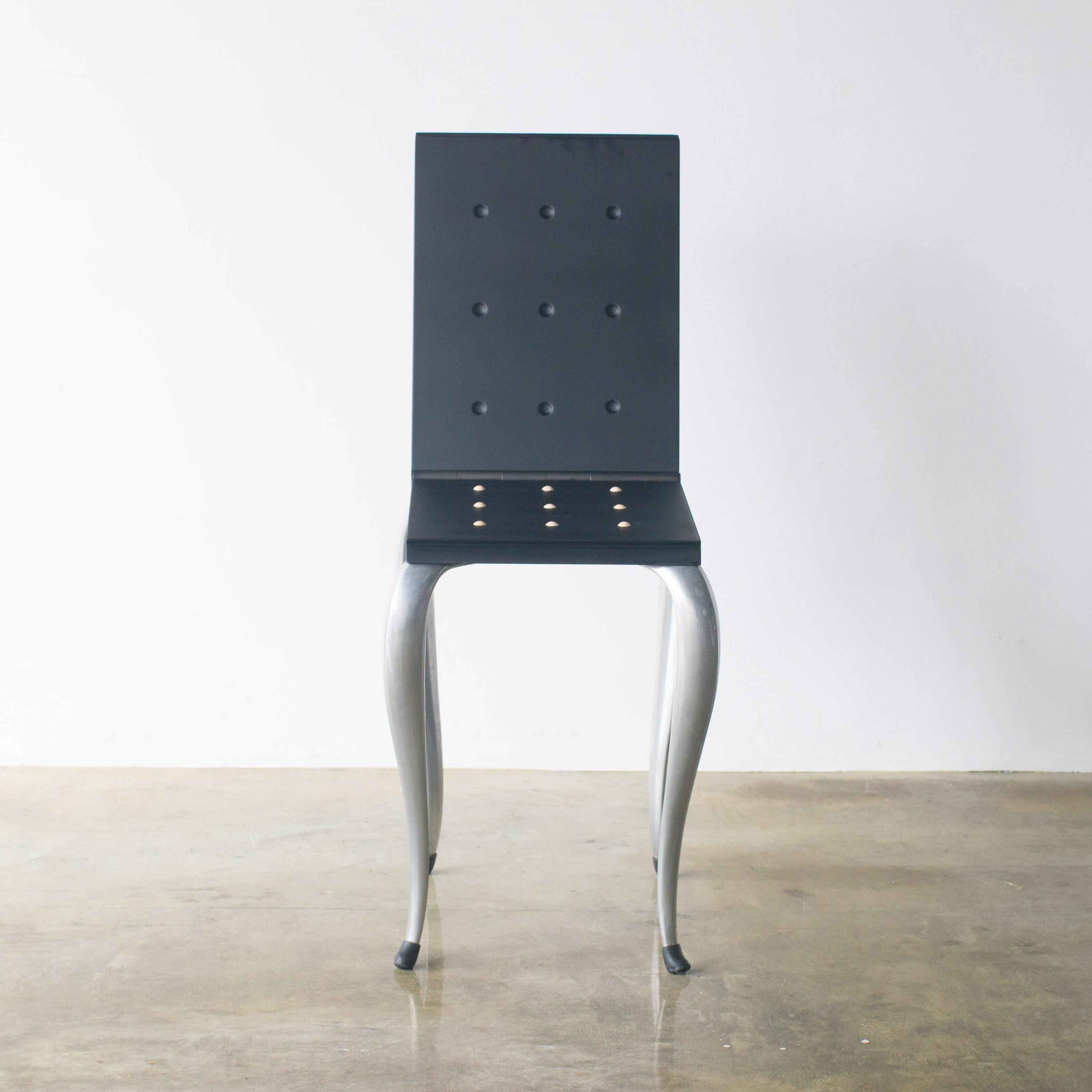 Chaise Lola Mundo conçue par Philippe Starck pour Driade
Pièce de collection des œuvres de Starck des années 1980. Le dossier du siège peut être plié pour être utilisé comme tabouret.