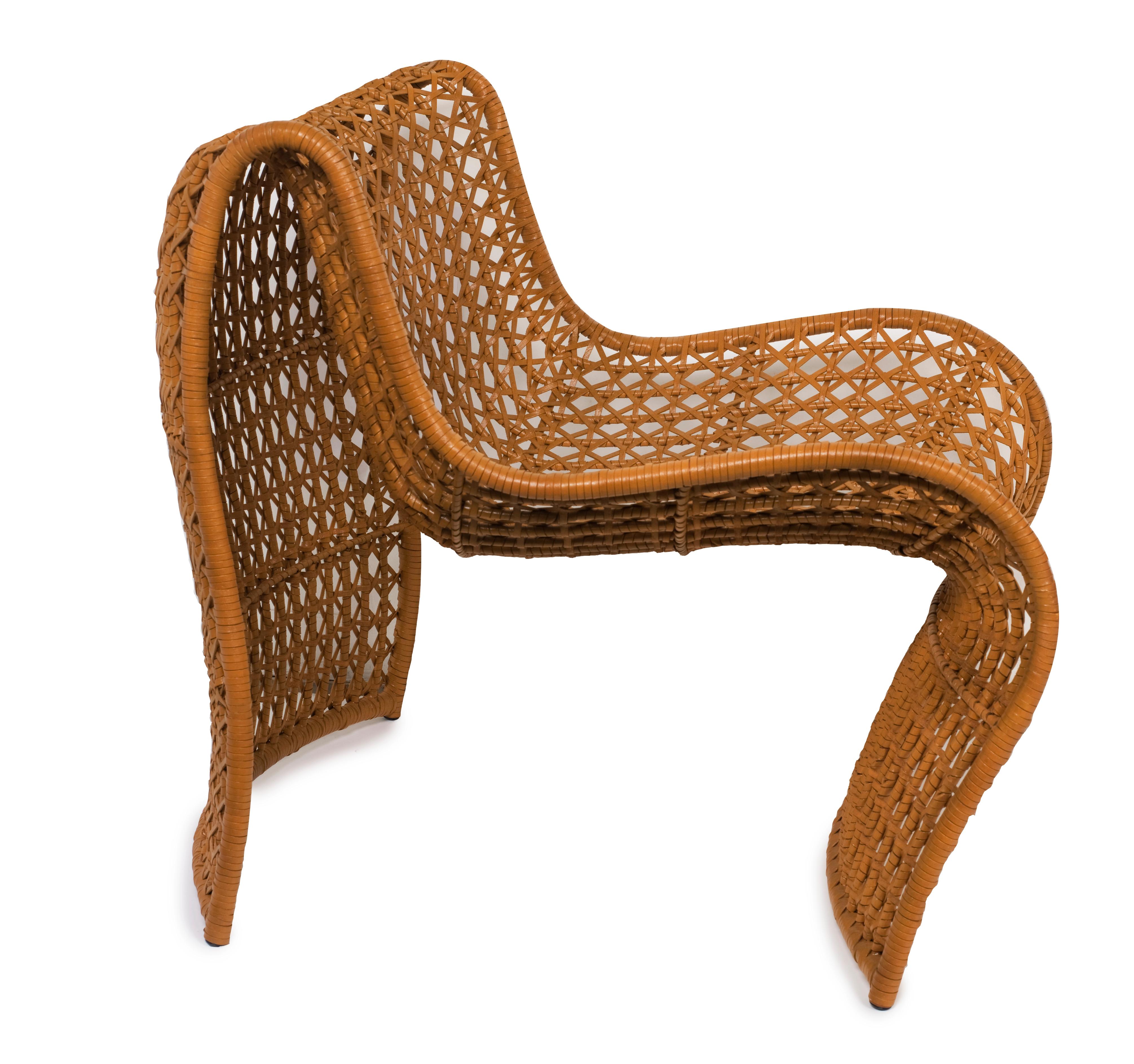Der Lola-Stuhl ist ein wahres Zeugnis für die Schönheit von Design und Komfort. Das offene Ledergeflecht, das den sinnlich geformten Rahmen bedeckt, verleiht dem Sessel ein auffälliges und auffälliges Aussehen. Diese exquisite Kombination von