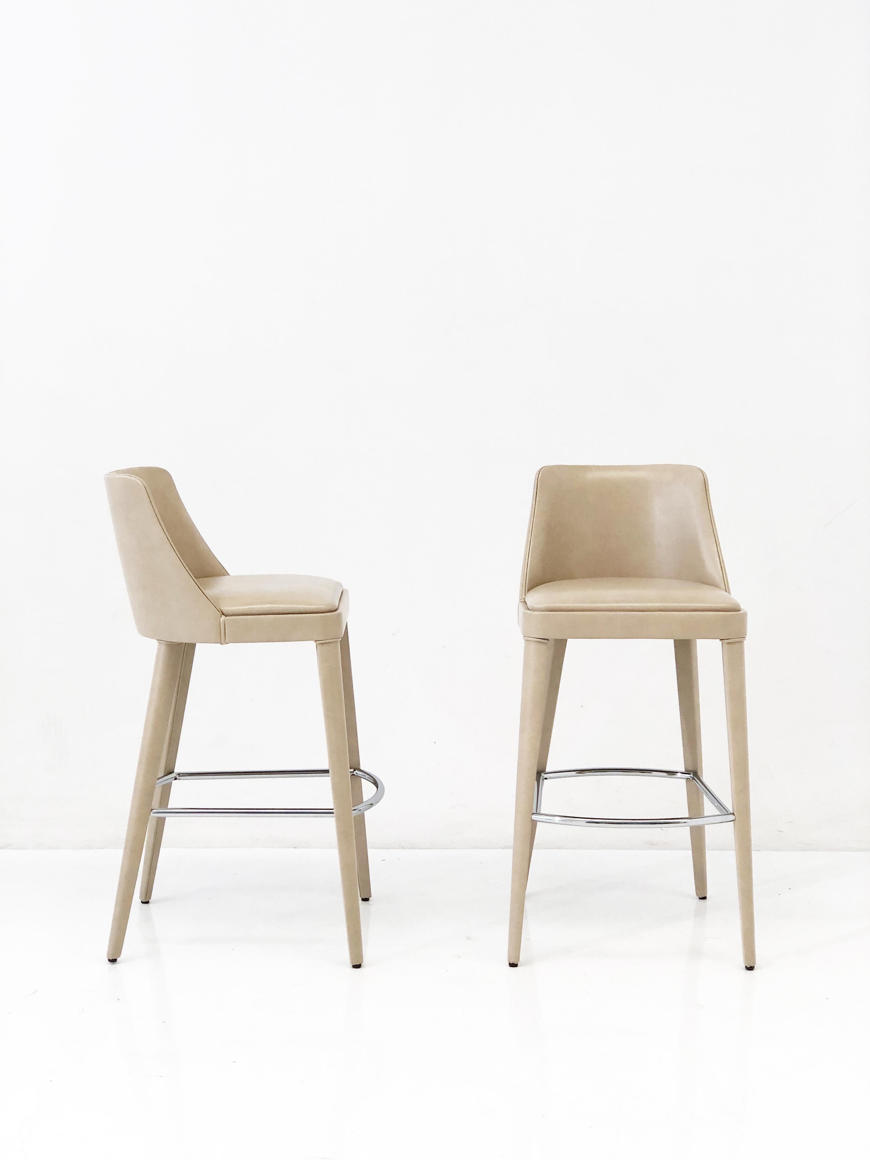 Italiano Sgabello basso in ecopelle e legno di faggio color nudo di Casa Casati in vendita