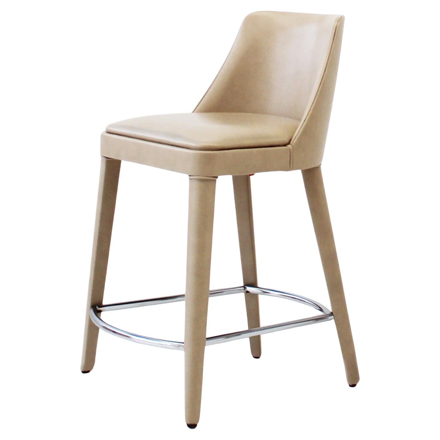 Sgabello basso in ecopelle e legno di faggio color nudo di Casa Casati