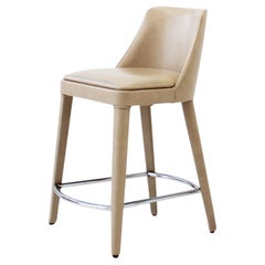 Sgabello basso in ecopelle e legno di faggio color nudo di Casa Casati