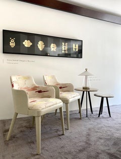 Warm getönter Sitz aus strukturiertem Leder, weißer Holzstuhl mit Armlehnen von Casa Casati