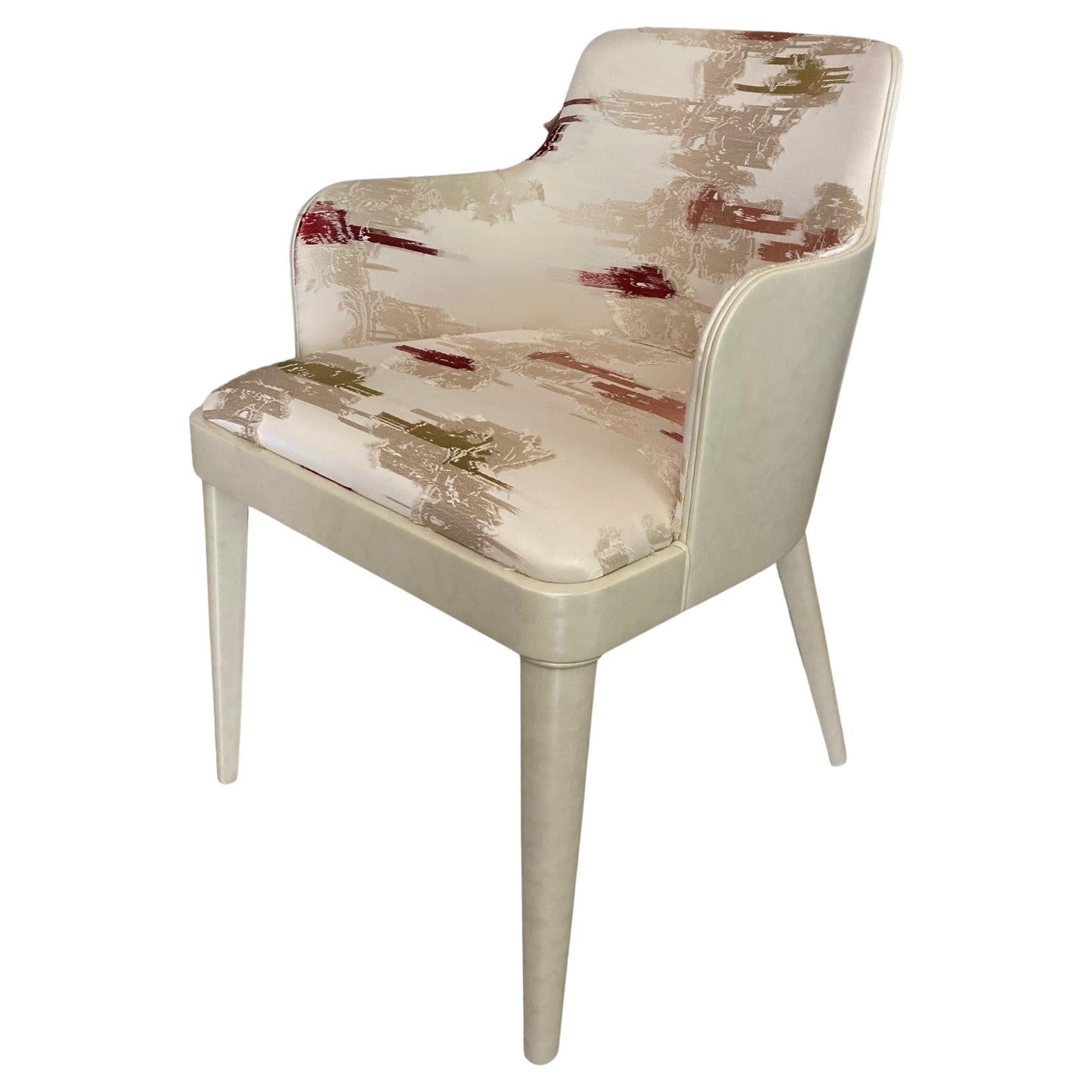 Lola Royale, der klassische gepolsterte Sessel, bezogen mit feinem Stoff