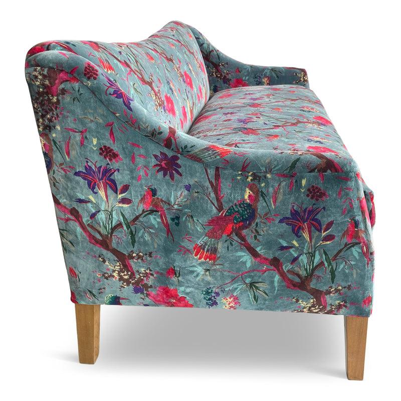 Le canapé Lola est un canapé de style maximaliste réalisé dans un tissu velouté vintage unique, avec un coussin d'assise et des pieds en bois effilés.
Comme ce tissu est une trouvaille vintage unique, il s'agit d'un exemplaire unique, mais il est